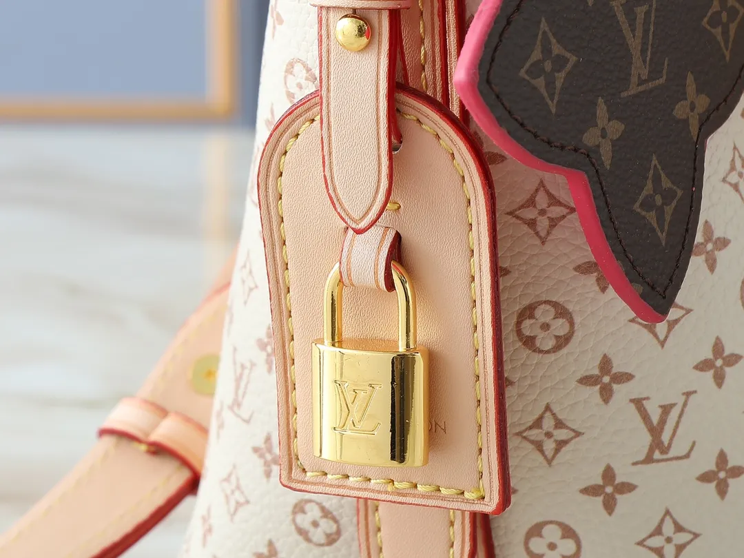 💰240💰Upgraded Original M15130 M12926 M12925 [All In BB Handbag] This pre-fall 2025 All In BB showcases LV Romance animation, combining two iconic House patterns: Monogram and Damier. It's made from calfskin and embellished with the signature padlock and exclusive Bloom charm. The interior is sized for everyday essentials and includes a removable zipper pocket for smaller items. Dimensions: 16 x 18 x 12 cm (LxHxW)