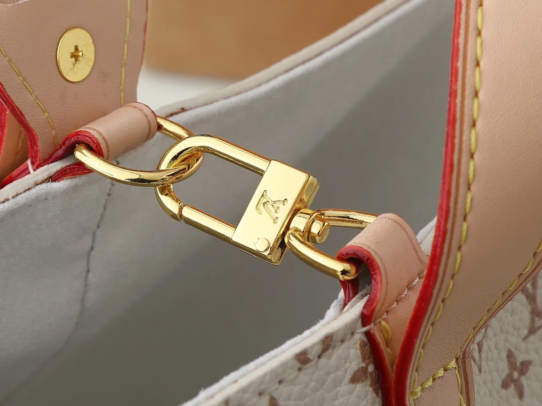 💰240💰Upgraded Original M15130 M12926 M12925 [All In BB Handbag] This pre-fall 2025 All In BB showcases LV Romance animation, combining two iconic House patterns: Monogram and Damier. It's made from calfskin and embellished with the signature padlock and exclusive Bloom charm. The interior is sized for everyday essentials and includes a removable zipper pocket for smaller items. Dimensions: 16 x 18 x 12 cm (LxHxW)