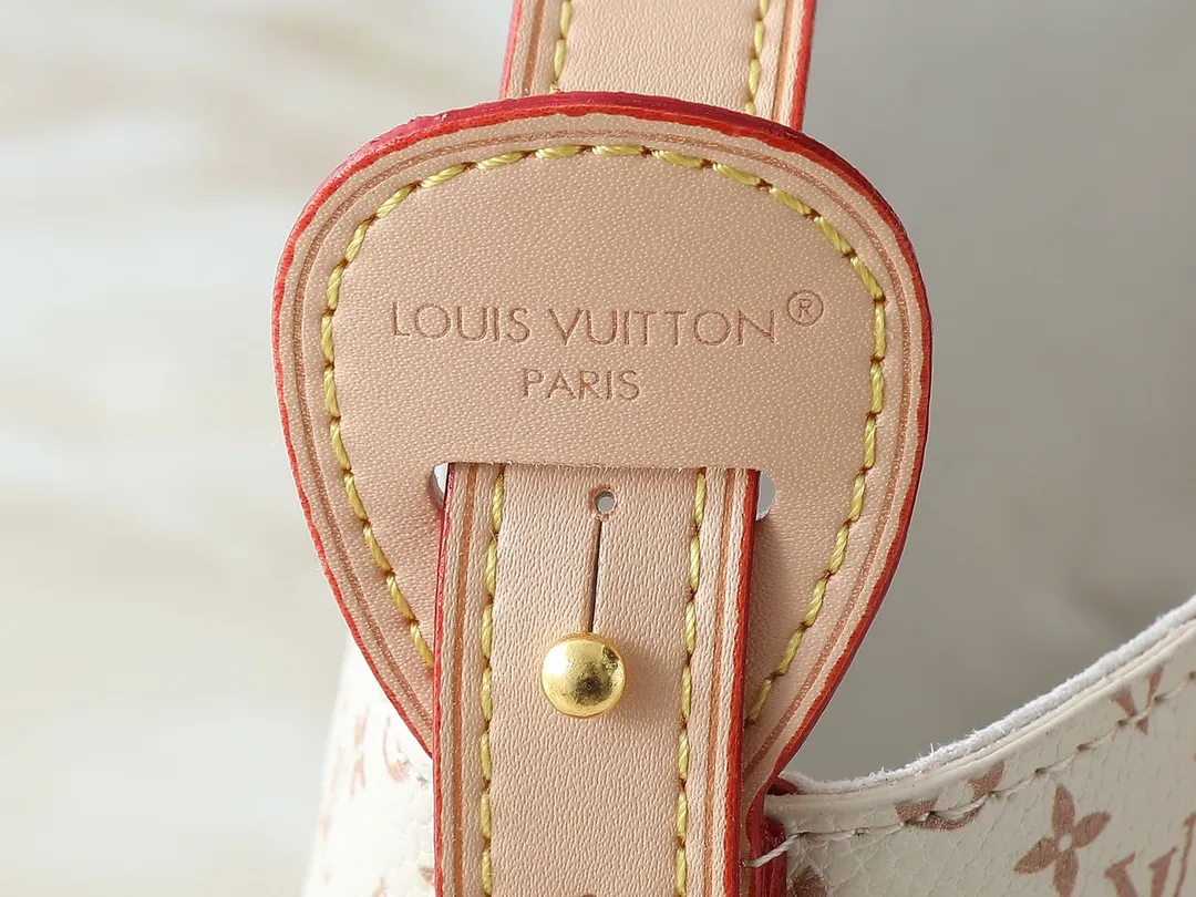 💰240💰Upgraded Original M15130 M12926 M12925 [All In BB Handbag] This pre-fall 2025 All In BB showcases LV Romance animation, combining two iconic House patterns: Monogram and Damier. It's made from calfskin and embellished with the signature padlock and exclusive Bloom charm. The interior is sized for everyday essentials and includes a removable zipper pocket for smaller items. Dimensions: 16 x 18 x 12 cm (LxHxW)