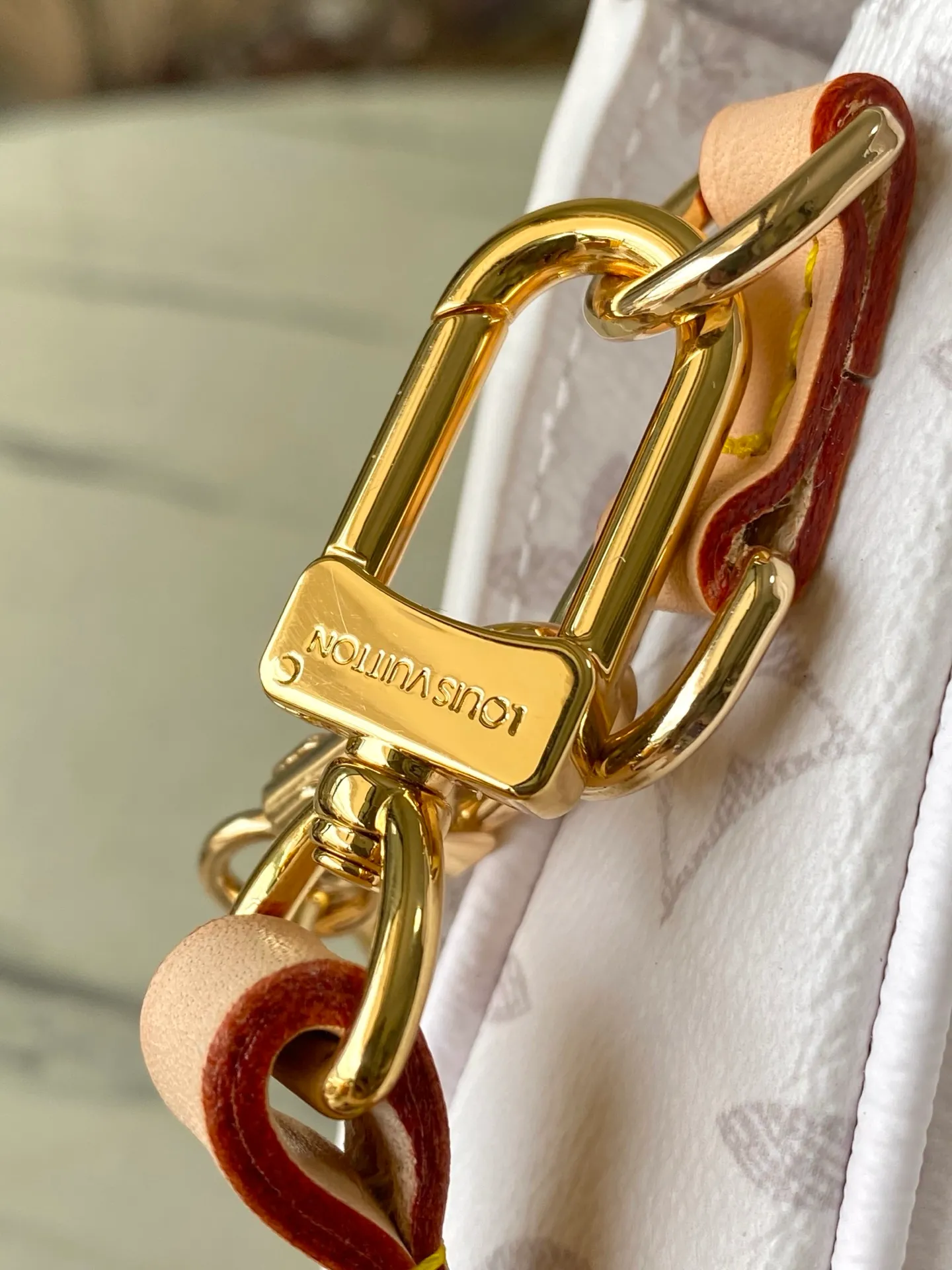 💰940 (steel hardware) top original order M14231 This Pochette Metis East West handbag is from the Louis Vuitton x Murakami replica series. The Monogram coated canvas is dipped in new season soft tones, which contrasts with the sweet cherry pattern painted by the artist. Yingze's S-lock buckle brightens the overall design, and the exquisite structure is equipped with multiple compartments, making it an elegant choice for daily travel. Dimensions: 21.5 × 13.5 × 6 cm