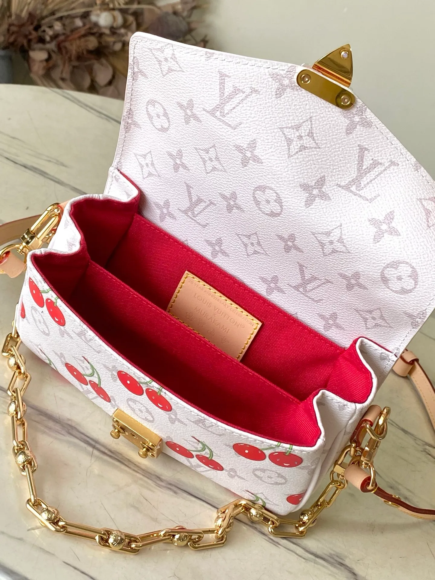 💰940 (steel hardware) top original order M14231 This Pochette Metis East West handbag is from the Louis Vuitton x Murakami replica series. The Monogram coated canvas is dipped in new season soft tones, which contrasts with the sweet cherry pattern painted by the artist. Yingze's S-lock buckle brightens the overall design, and the exquisite structure is equipped with multiple compartments, making it an elegant choice for daily travel. Dimensions: 21.5 × 13.5 × 6 cm