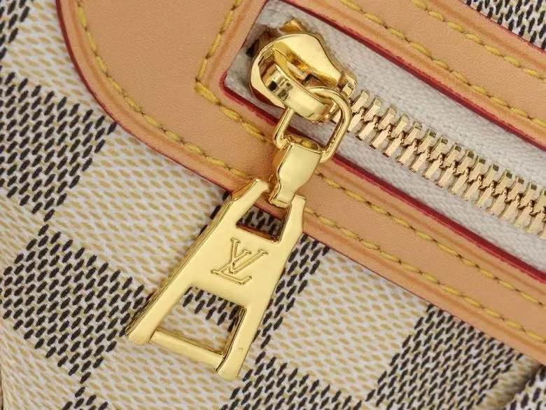 P200💰 Upgrade the original M46784 M43644 belt bag! Chest pack! The definition of casual chic: the high-rise tote is made from Montague-coated canvas with details like a removable name tag on the natural cowhide that symbolizes the house. Removable textile strap adds a sporty touch. The soft canvas feels soft against the body, while the ultra-thin design allows for underwear to be worn 💠Size 38×16×7.5cm680 (length x height x width)