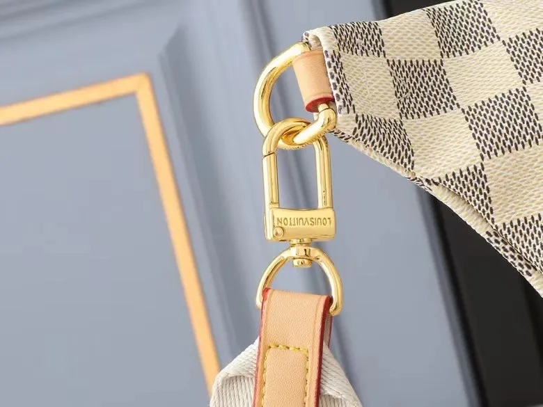 P200💰 Upgrade the original M46784 M43644 belt bag! Chest pack! The definition of casual chic: the high-rise tote is made from Montague-coated canvas with details like a removable name tag on the natural cowhide that symbolizes the house. Removable textile strap adds a sporty touch. The soft canvas feels soft against the body, while the ultra-thin design allows for underwear to be worn 💠Size 38×16×7.5cm680 (length x height x width)