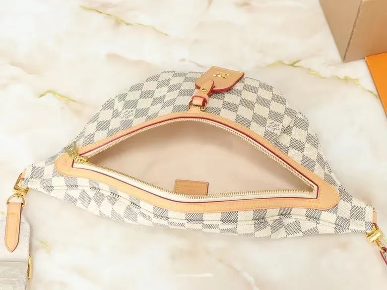 P200💰 Upgrade the original M46784 M43644 belt bag! Chest pack! The definition of casual chic: the high-rise tote is made from Montague-coated canvas with details like a removable name tag on the natural cowhide that symbolizes the house. Removable textile strap adds a sporty touch. The soft canvas feels soft against the body, while the ultra-thin design allows for underwear to be worn 💠Size 38×16×7.5cm680 (length x height x width)