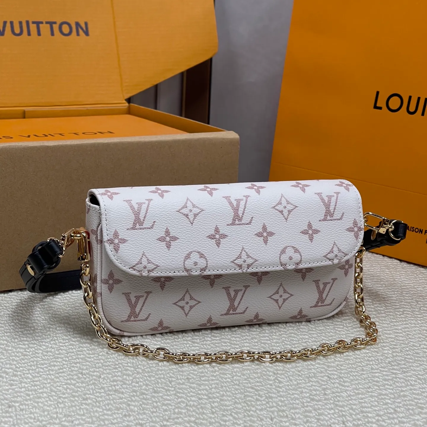 [Upgraded version] P480💰Upgraded version ·High quality·🐶With complete set🎁Packaging 💝Model M83091/Dune color·Wallet On Chain Ivy handbag is made of Monogram canvas, inspired by the Sac Recoleta handbag of the 2000s. The card compartment and zippered inner pocket can accommodate daily needs, and the chain and adjustable leather shoulder strap are detachable, allowing for long and short shoulder and cross-body wear options. 🎉Dimensions: 23.5 x 12 x 4.3 cm