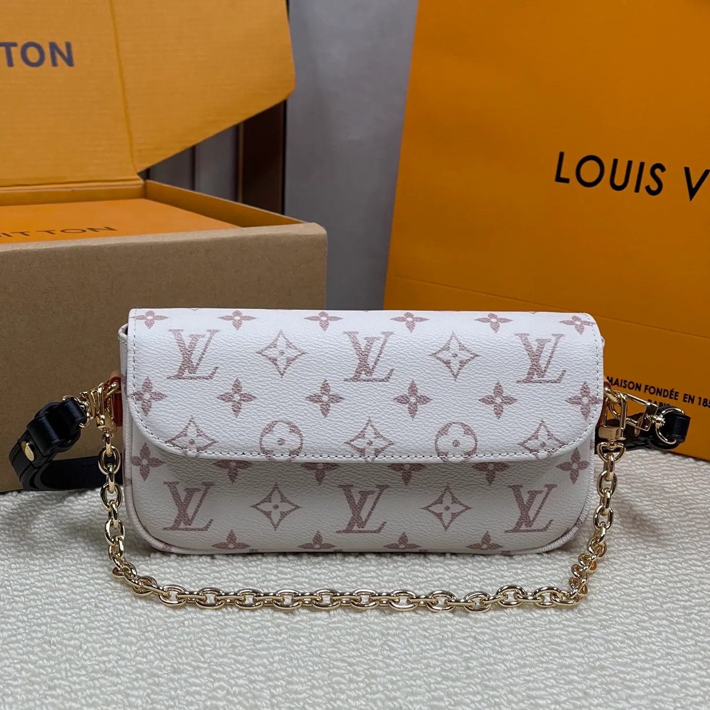 [Upgraded version] P480💰Upgraded version ·High quality·🐶With complete set🎁Packaging 💝Model M83091/Dune color·Wallet On Chain Ivy handbag is made of Monogram canvas, inspired by the Sac Recoleta handbag of the 2000s. The card compartment and zippered inner pocket can accommodate daily needs, and the chain and adjustable leather shoulder strap are detachable, allowing for long and short shoulder and cross-body wear options. 🎉Dimensions: 23.5 x 12 x 4.3 cm