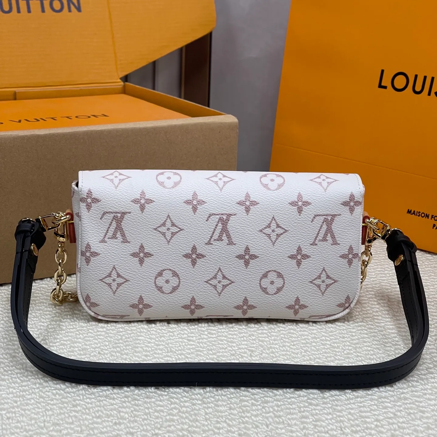 [Upgraded version] P480💰Upgraded version ·High quality·🐶With complete set🎁Packaging 💝Model M83091/Dune color·Wallet On Chain Ivy handbag is made of Monogram canvas, inspired by the Sac Recoleta handbag of the 2000s. The card compartment and zippered inner pocket can accommodate daily needs, and the chain and adjustable leather shoulder strap are detachable, allowing for long and short shoulder and cross-body wear options. 🎉Dimensions: 23.5 x 12 x 4.3 cm