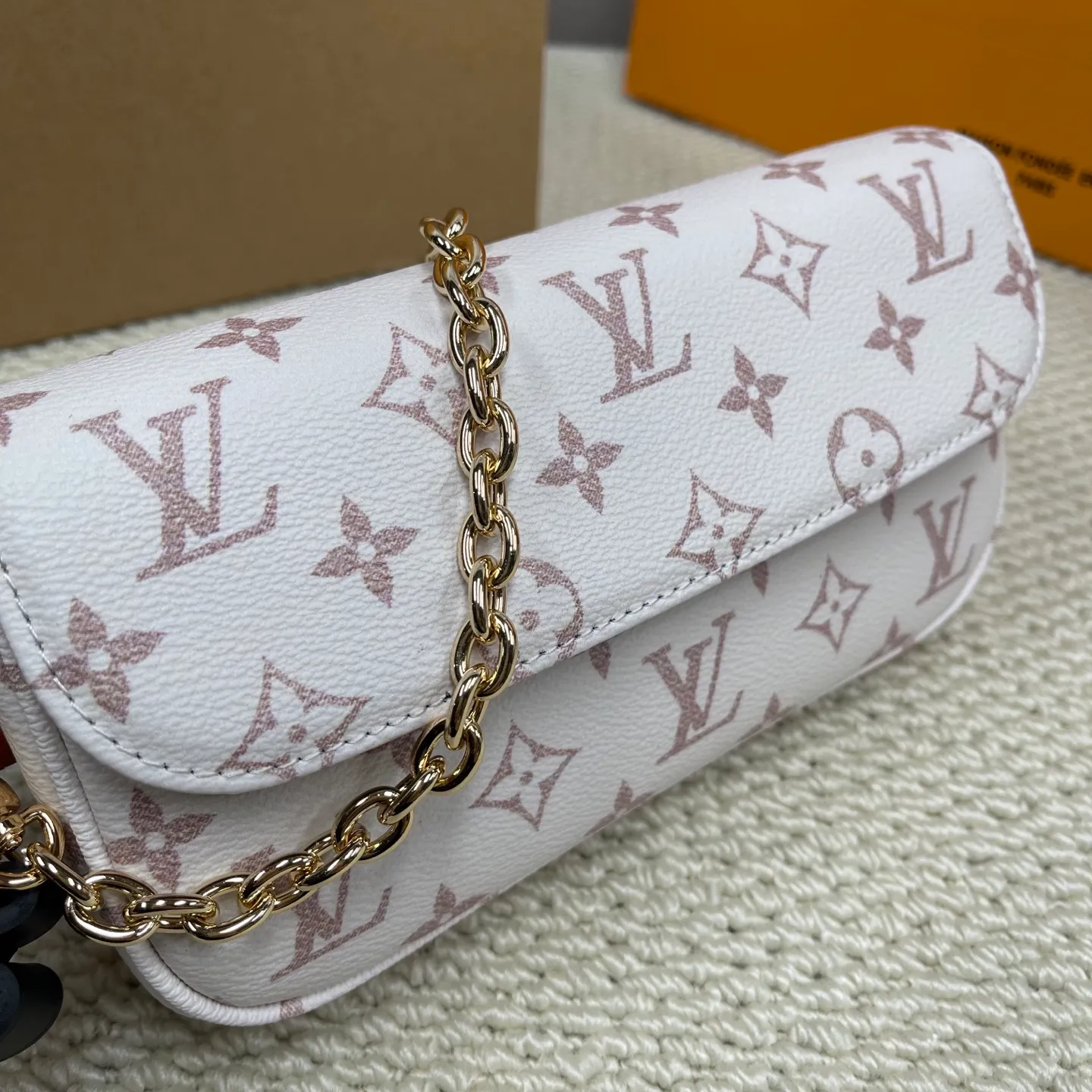 [Upgraded version] P480💰Upgraded version ·High quality·🐶With complete set🎁Packaging 💝Model M83091/Dune color·Wallet On Chain Ivy handbag is made of Monogram canvas, inspired by the Sac Recoleta handbag of the 2000s. The card compartment and zippered inner pocket can accommodate daily needs, and the chain and adjustable leather shoulder strap are detachable, allowing for long and short shoulder and cross-body wear options. 🎉Dimensions: 23.5 x 12 x 4.3 cm