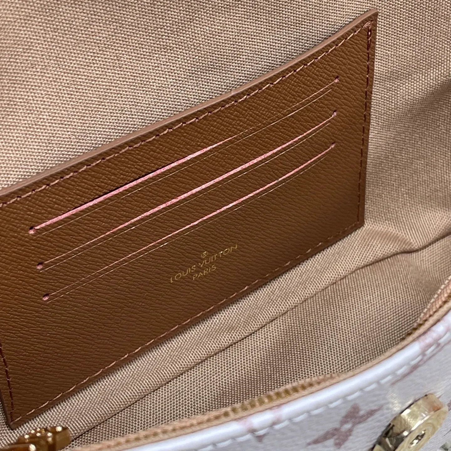 [Upgraded version] P480💰Upgraded version ·High quality·🐶With complete set🎁Packaging 💝Model M83091/Dune color·Wallet On Chain Ivy handbag is made of Monogram canvas, inspired by the Sac Recoleta handbag of the 2000s. The card compartment and zippered inner pocket can accommodate daily needs, and the chain and adjustable leather shoulder strap are detachable, allowing for long and short shoulder and cross-body wear options. 🎉Dimensions: 23.5 x 12 x 4.3 cm