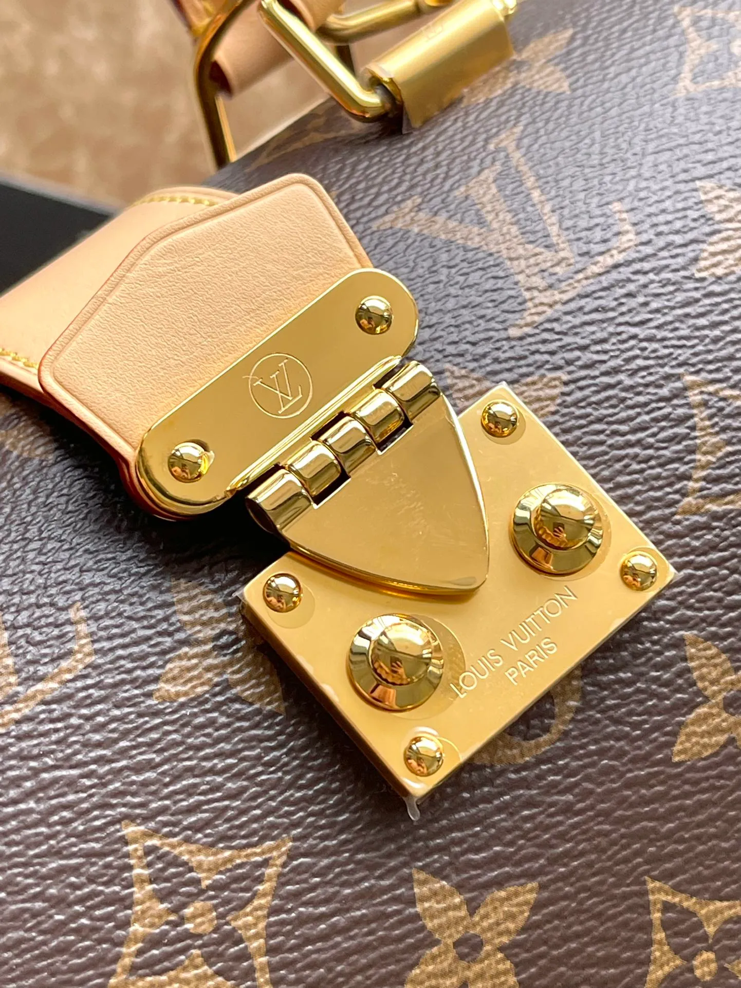 💰1800 (Steel Hardware) Top Original Order M11154 This lconic Speedy20 handbag incorporates all brand hard box elements, from trim to metal corners, every detail is presented. The detachable and adjustable shoulder strap embellishes the exquisite shape, adding an elegant addition to the hard case handbag family. Dimensions: 21 × 15 × 13 cm