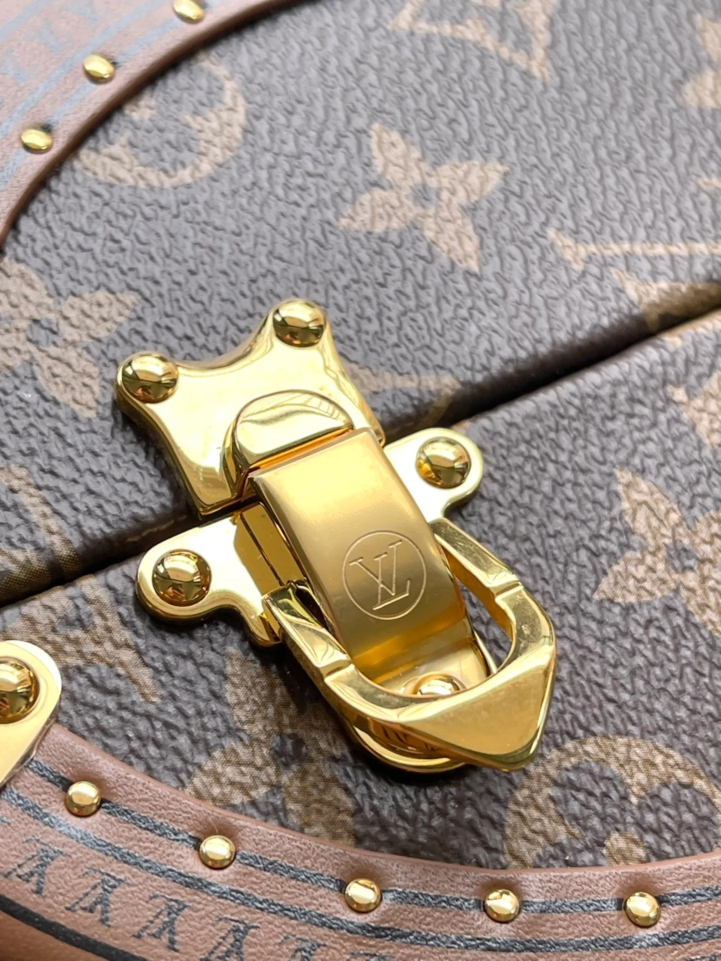 💰1800 (Steel Hardware) Top Original Order M11154 This lconic Speedy20 handbag incorporates all brand hard box elements, from trim to metal corners, every detail is presented. The detachable and adjustable shoulder strap embellishes the exquisite shape, adding an elegant addition to the hard case handbag family. Dimensions: 21 × 15 × 13 cm