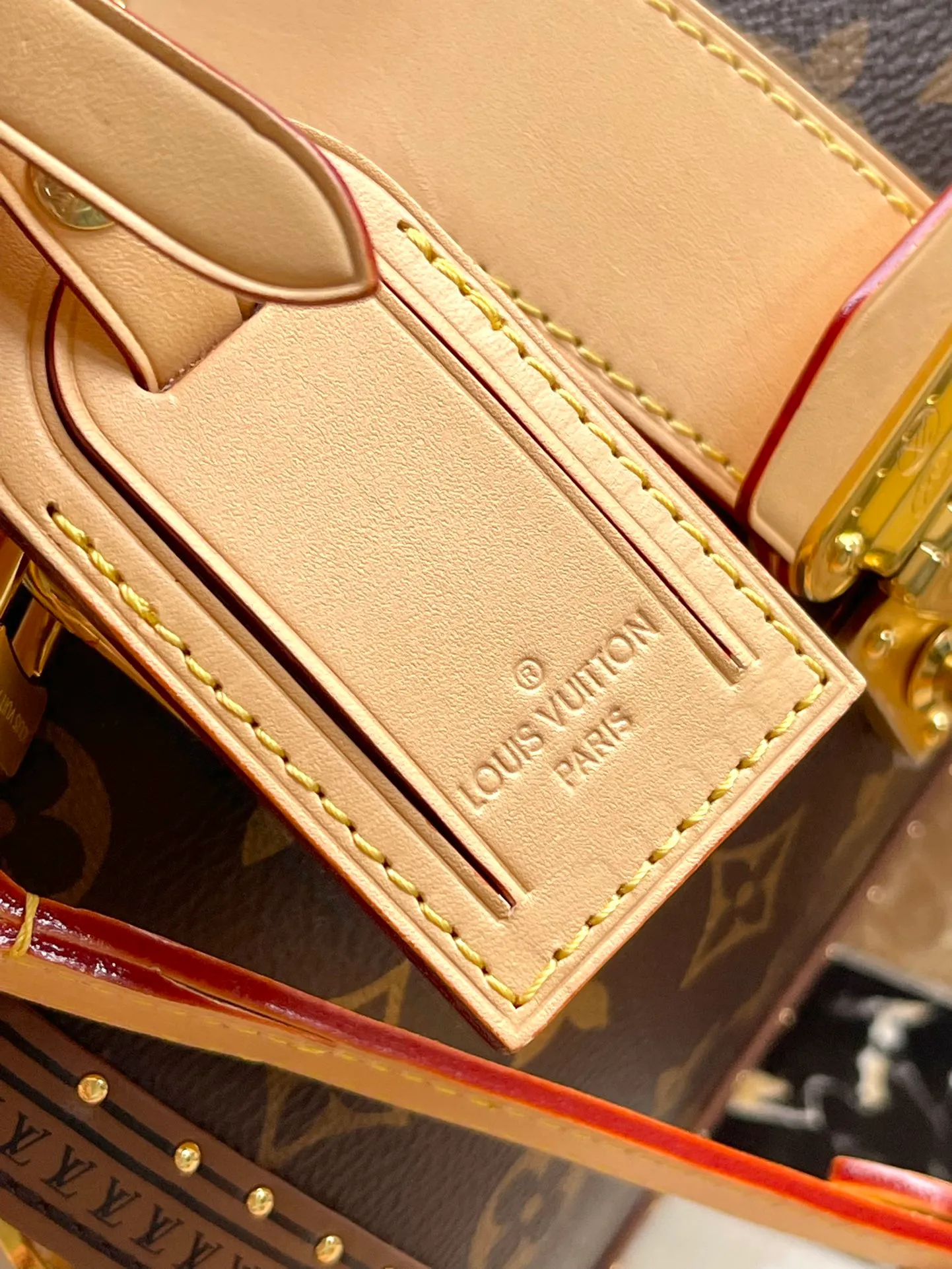 💰1800 (Steel Hardware) Top Original Order M11154 This lconic Speedy20 handbag incorporates all brand hard box elements, from trim to metal corners, every detail is presented. The detachable and adjustable shoulder strap embellishes the exquisite shape, adding an elegant addition to the hard case handbag family. Dimensions: 21 × 15 × 13 cm