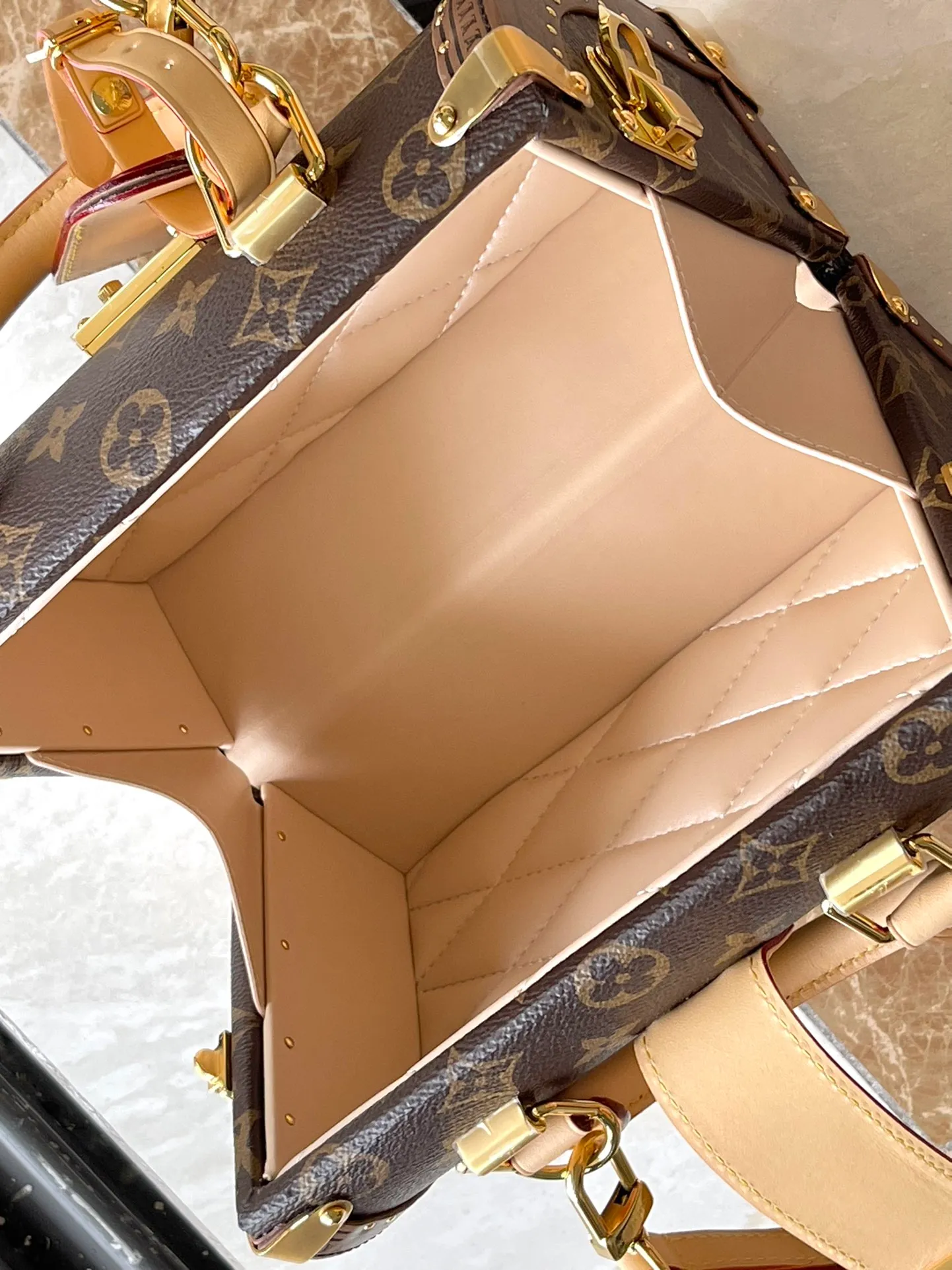💰1800 (Steel Hardware) Top Original Order M11154 This lconic Speedy20 handbag incorporates all brand hard box elements, from trim to metal corners, every detail is presented. The detachable and adjustable shoulder strap embellishes the exquisite shape, adding an elegant addition to the hard case handbag family. Dimensions: 21 × 15 × 13 cm