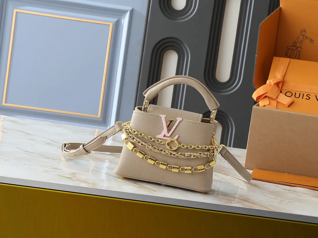 💰400💰Guangzhou goods Upgraded original version M12345 M12346 M12279 M11908 M11906 This Capucines mini handbag is from the Trilogy series. It is made of Taurillon cow leather to create an elegant structure, which can light up the evening look. A sumptuous chain appears with a mini padlock and an enamelled Monogram flower, while the flap opens externally or internally to an interior compartment with a card patch pocket. Dimensions: 21.0 x 13.6 x 8.0 cm (length x height x width)