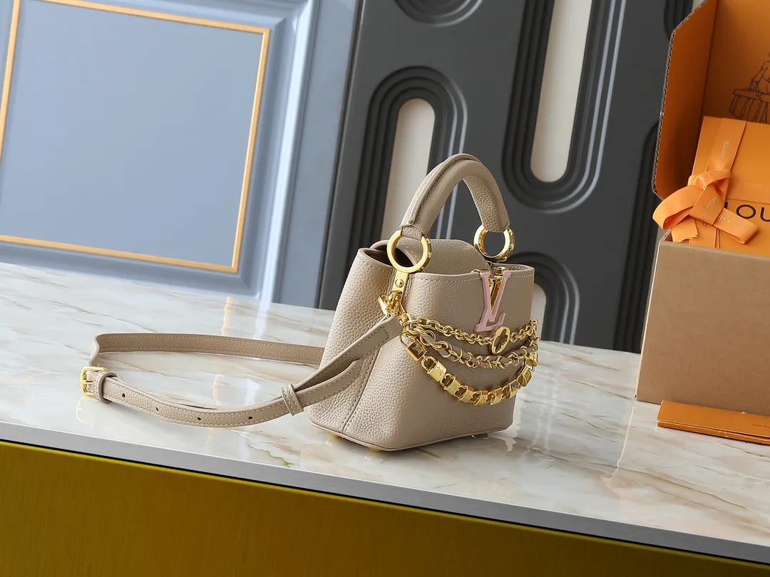 💰400💰Guangzhou goods Upgraded original version M12345 M12346 M12279 M11908 M11906 This Capucines mini handbag is from the Trilogy series. It is made of Taurillon cow leather to create an elegant structure, which can light up the evening look. A sumptuous chain appears with a mini padlock and an enamelled Monogram flower, while the flap opens externally or internally to an interior compartment with a card patch pocket. Dimensions: 21.0 x 13.6 x 8.0 cm (length x height x width)