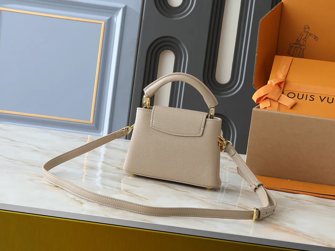 💰400💰Guangzhou goods Upgraded original version M12345 M12346 M12279 M11908 M11906 This Capucines mini handbag is from the Trilogy series. It is made of Taurillon cow leather to create an elegant structure, which can light up the evening look. A sumptuous chain appears with a mini padlock and an enamelled Monogram flower, while the flap opens externally or internally to an interior compartment with a card patch pocket. Dimensions: 21.0 x 13.6 x 8.0 cm (length x height x width)