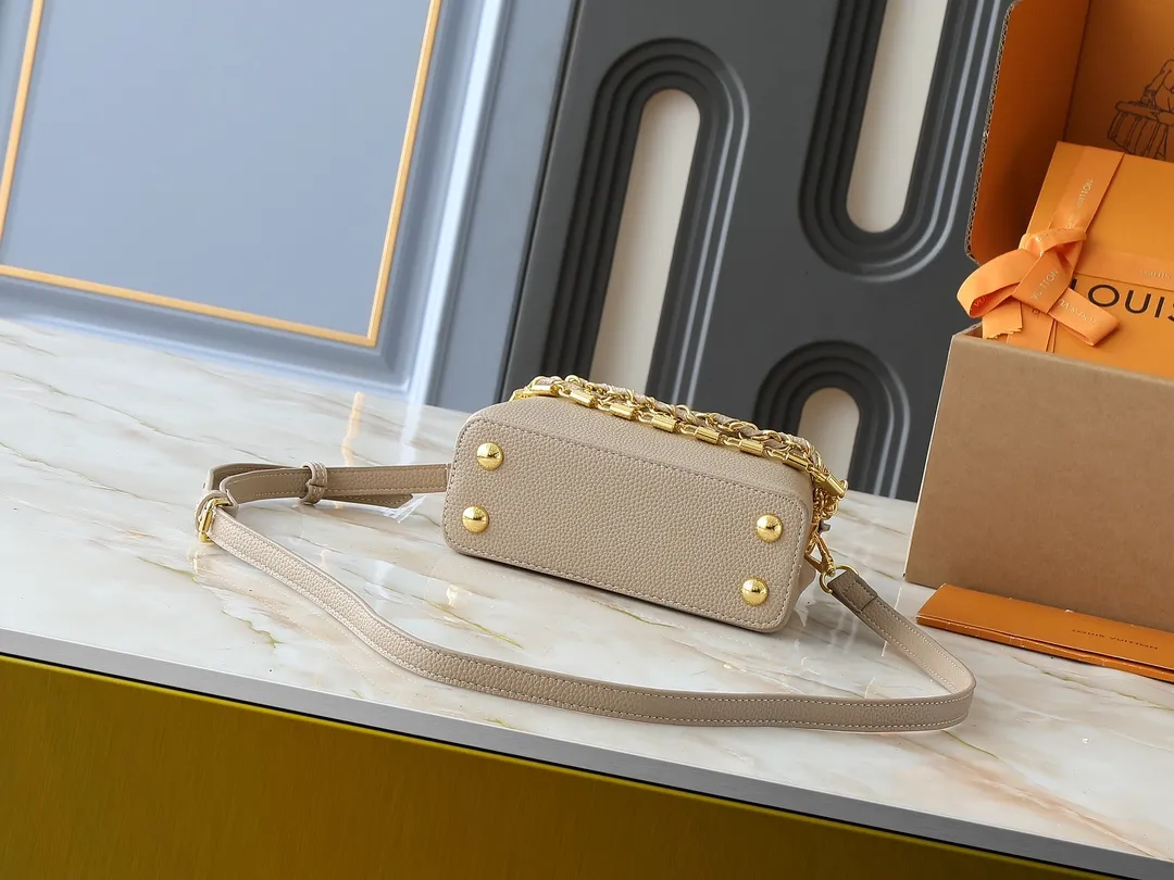 💰400💰Guangzhou goods Upgraded original version M12345 M12346 M12279 M11908 M11906 This Capucines mini handbag is from the Trilogy series. It is made of Taurillon cow leather to create an elegant structure, which can light up the evening look. A sumptuous chain appears with a mini padlock and an enamelled Monogram flower, while the flap opens externally or internally to an interior compartment with a card patch pocket. Dimensions: 21.0 x 13.6 x 8.0 cm (length x height x width)