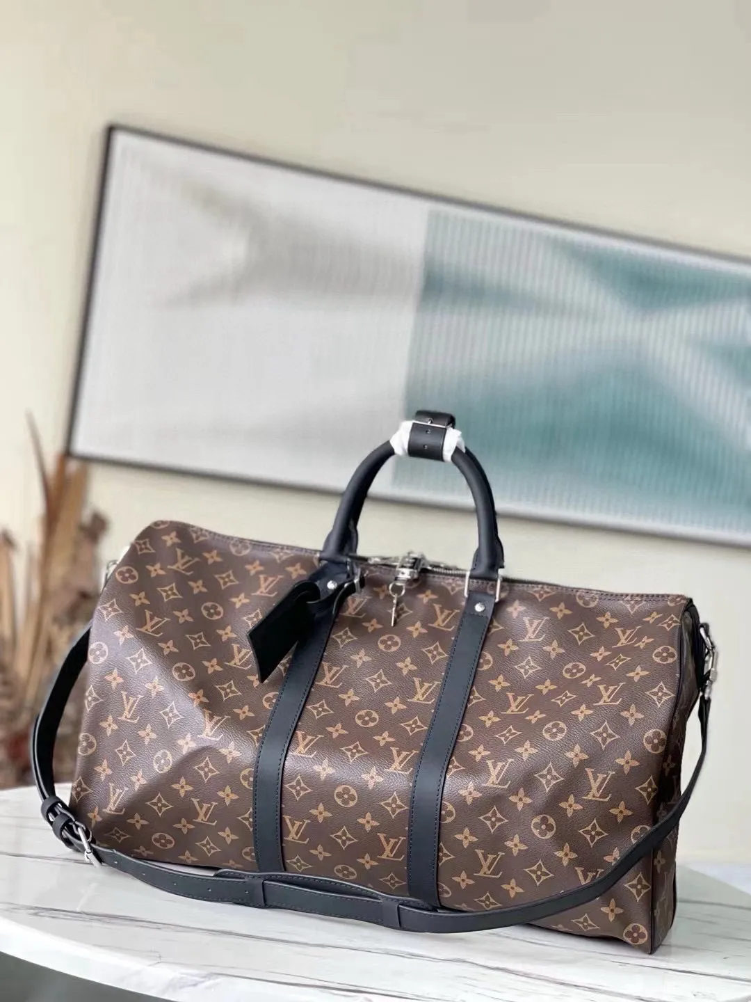 💰1000 (50 size) top original order M56710 presbyopic black leather, spacious capacity, flexible use. Durable, safe and reliable. Fashionable style, mature and stable. Features a secure double zipper and padlock, making it perfect for business or pleasure. Dimensions: 50 × 29 × 22 cm.