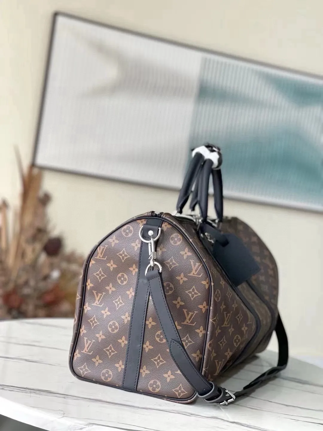 💰1000 (50 size) top original order M56710 presbyopic black leather, spacious capacity, flexible use. Durable, safe and reliable. Fashionable style, mature and stable. Features a secure double zipper and padlock, making it perfect for business or pleasure. Dimensions: 50 × 29 × 22 cm.