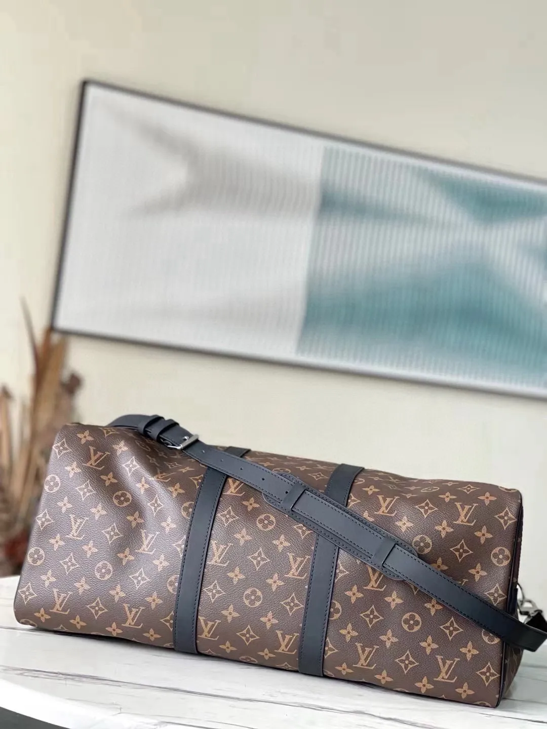 💰1000 (50 size) top original order M56710 presbyopic black leather, spacious capacity, flexible use. Durable, safe and reliable. Fashionable style, mature and stable. Features a secure double zipper and padlock, making it perfect for business or pleasure. Dimensions: 50 × 29 × 22 cm.