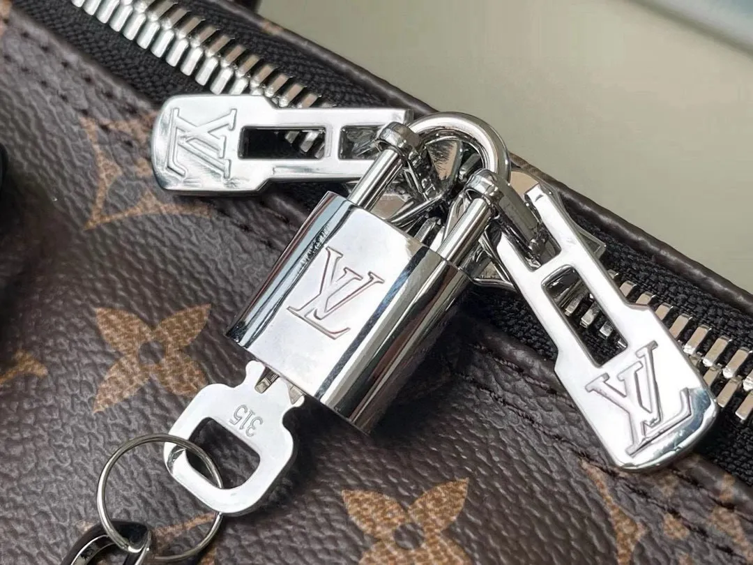 💰1000 (50 size) top original order M56710 presbyopic black leather, spacious capacity, flexible use. Durable, safe and reliable. Fashionable style, mature and stable. Features a secure double zipper and padlock, making it perfect for business or pleasure. Dimensions: 50 × 29 × 22 cm.