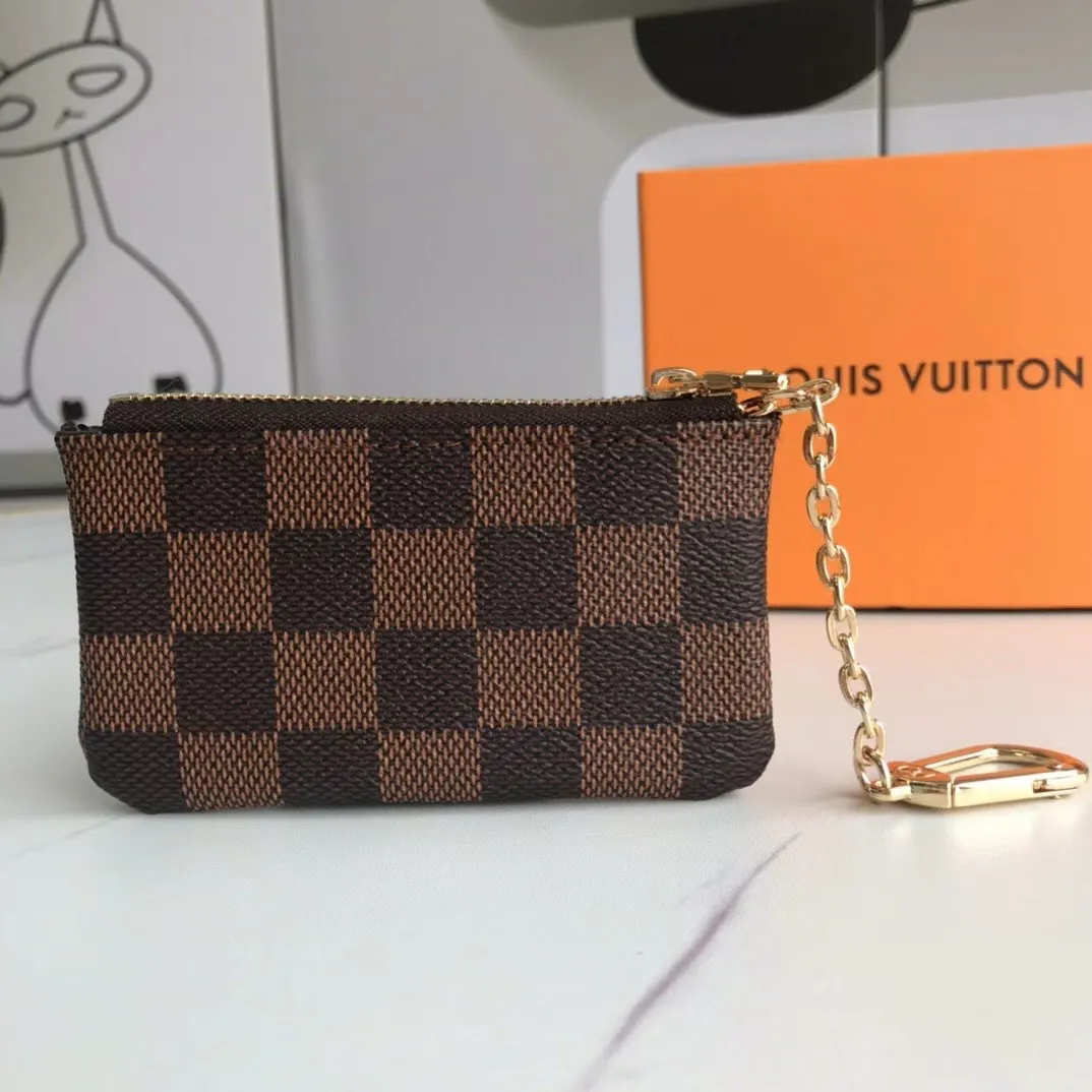 💰90💰This Damier canvas small leather bag can hold change and keys, and can be easily put into a handbag or clothing pocket. Key ring, key hook can be hung on the D-ring provided with most Louis Vuitton handbags, zipper closure, Damier canvas texture and embossed calfskin, shiny gold-tone hardware. 👏👏Model 62650, size: 12x7cm,