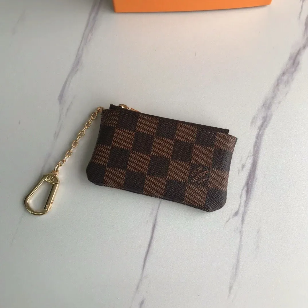 💰90💰This Damier canvas small leather bag can hold change and keys, and can be easily put into a handbag or clothing pocket. Key ring, key hook can be hung on the D-ring provided with most Louis Vuitton handbags, zipper closure, Damier canvas texture and embossed calfskin, shiny gold-tone hardware. 👏👏Model 62650, size: 12x7cm,