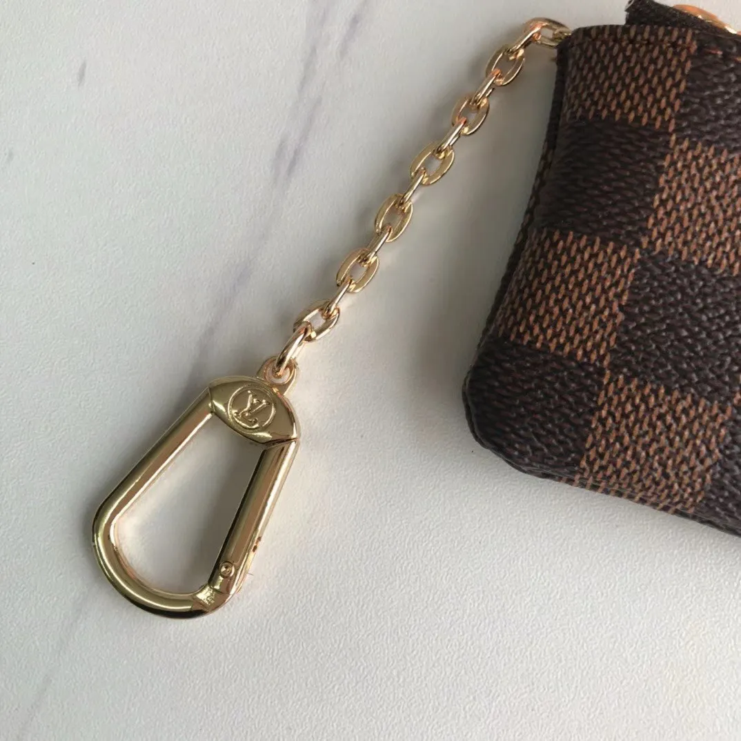 💰90💰This Damier canvas small leather bag can hold change and keys, and can be easily put into a handbag or clothing pocket. Key ring, key hook can be hung on the D-ring provided with most Louis Vuitton handbags, zipper closure, Damier canvas texture and embossed calfskin, shiny gold-tone hardware. 👏👏Model 62650, size: 12x7cm,