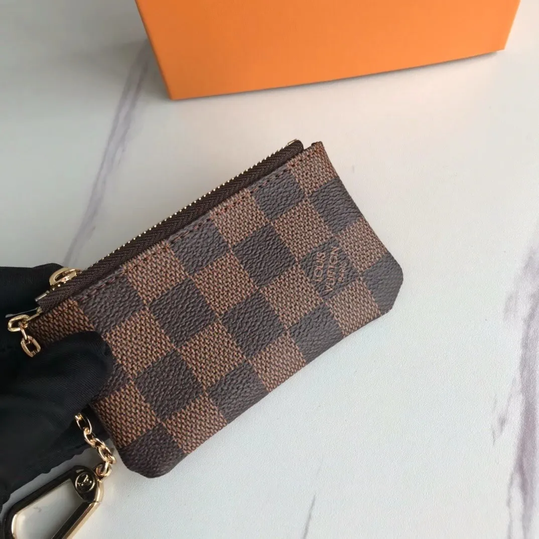 💰90💰This Damier canvas small leather bag can hold change and keys, and can be easily put into a handbag or clothing pocket. Key ring, key hook can be hung on the D-ring provided with most Louis Vuitton handbags, zipper closure, Damier canvas texture and embossed calfskin, shiny gold-tone hardware. 👏👏Model 62650, size: 12x7cm,