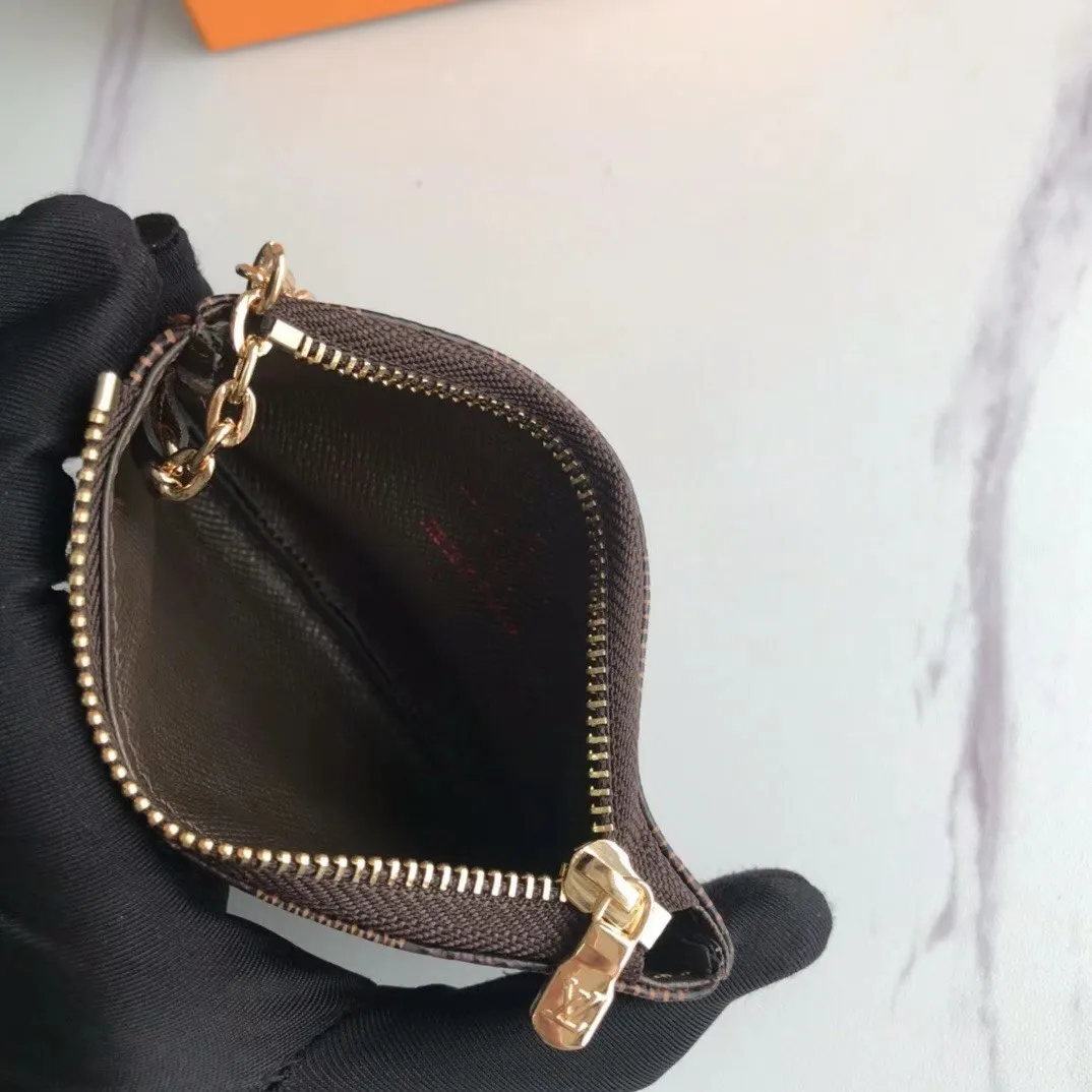 💰90💰This Damier canvas small leather bag can hold change and keys, and can be easily put into a handbag or clothing pocket. Key ring, key hook can be hung on the D-ring provided with most Louis Vuitton handbags, zipper closure, Damier canvas texture and embossed calfskin, shiny gold-tone hardware. 👏👏Model 62650, size: 12x7cm,
