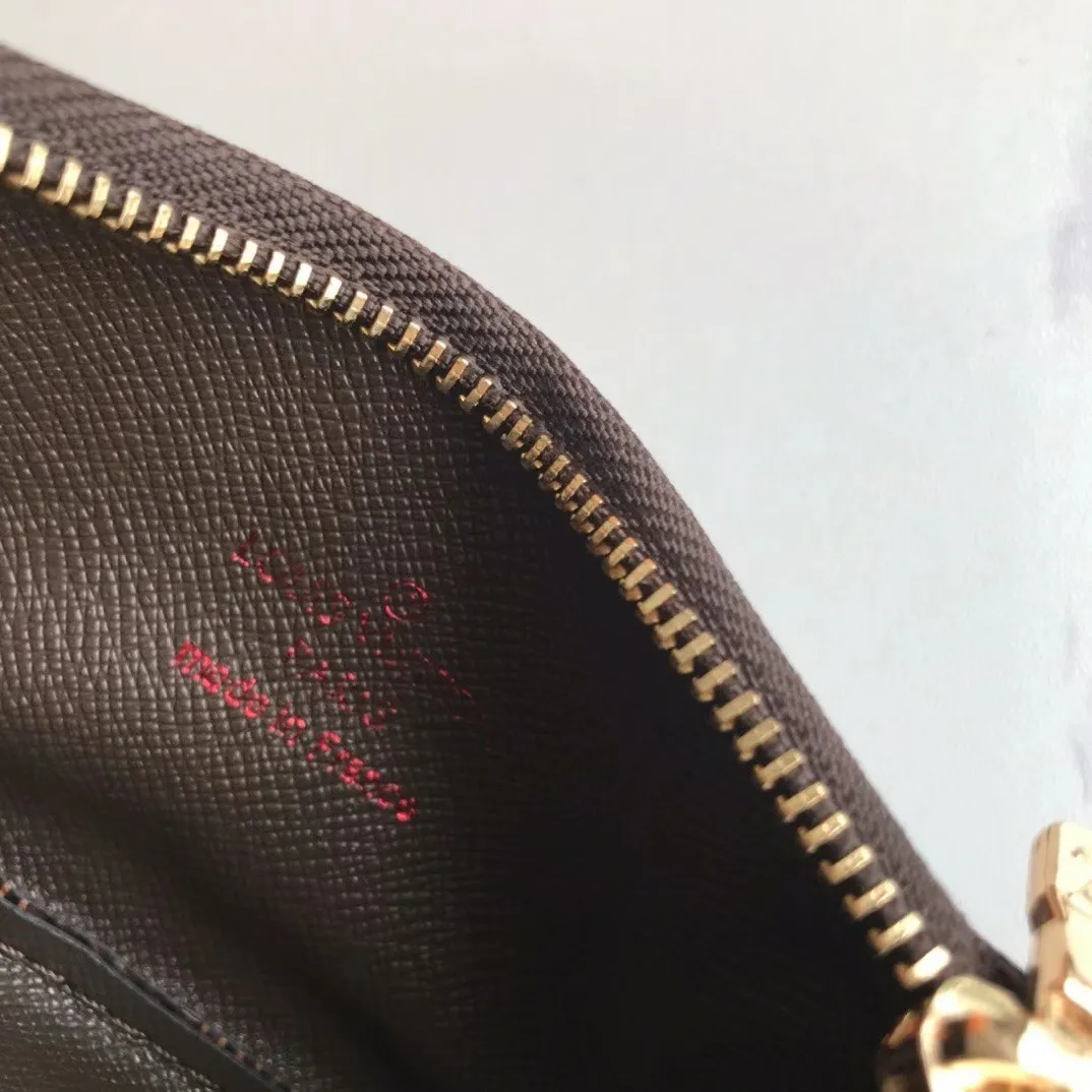 💰90💰This Damier canvas small leather bag can hold change and keys, and can be easily put into a handbag or clothing pocket. Key ring, key hook can be hung on the D-ring provided with most Louis Vuitton handbags, zipper closure, Damier canvas texture and embossed calfskin, shiny gold-tone hardware. 👏👏Model 62650, size: 12x7cm,