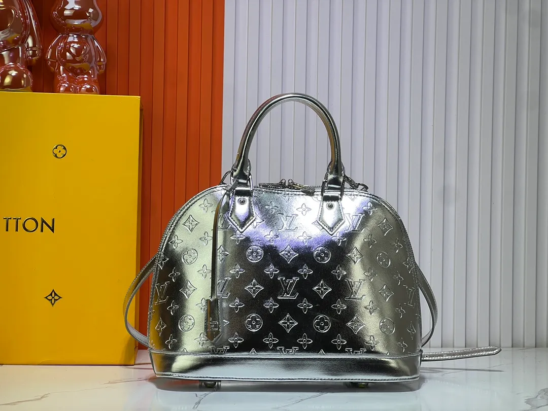 Batch 320💰M11835 M53151 The Alma large handbag of the LVSki series draws inspiration from the Louis Vuitton archive hard box. The large Monogram embossed coated canvas renders the new Monogram Miroir effect, highlighting the concept of retro futurism. Spacious interior patch pockets ensure organized storage. Size: 39x30x19cm