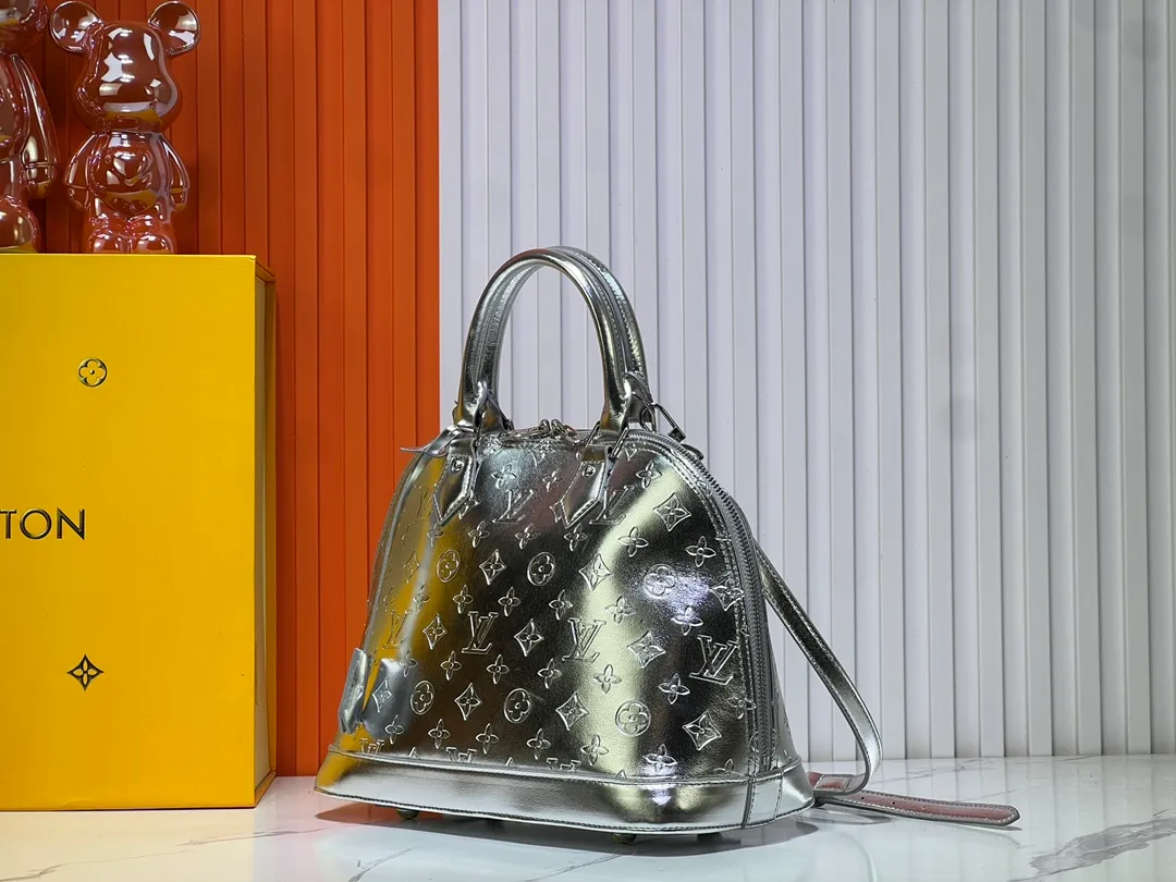 Batch 320💰M11835 M53151 The Alma large handbag of the LVSki series draws inspiration from the Louis Vuitton archive hard box. The large Monogram embossed coated canvas renders the new Monogram Miroir effect, highlighting the concept of retro futurism. Spacious interior patch pockets ensure organized storage. Size: 39x30x19cm