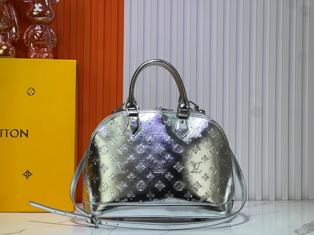 Batch 320💰M11835 M53151 The Alma large handbag of the LVSki series draws inspiration from the Louis Vuitton archive hard box. The large Monogram embossed coated canvas renders the new Monogram Miroir effect, highlighting the concept of retro futurism. Spacious interior patch pockets ensure organized storage. Size: 39x30x19cm