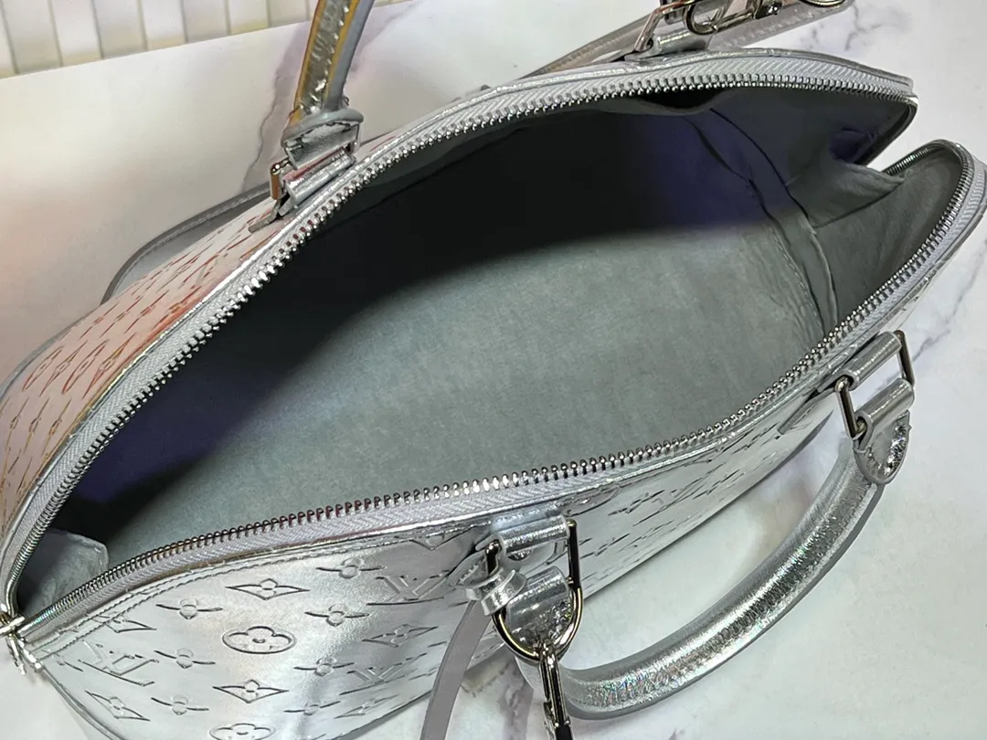 Batch 320💰M11835 M53151 The Alma large handbag of the LVSki series draws inspiration from the Louis Vuitton archive hard box. The large Monogram embossed coated canvas renders the new Monogram Miroir effect, highlighting the concept of retro futurism. Spacious interior patch pockets ensure organized storage. Size: 39x30x19cm