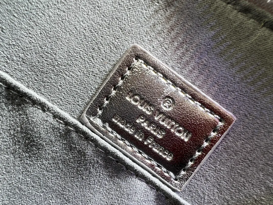 Batch 320💰M11835 M53151 The Alma large handbag of the LVSki series draws inspiration from the Louis Vuitton archive hard box. The large Monogram embossed coated canvas renders the new Monogram Miroir effect, highlighting the concept of retro futurism. Spacious interior patch pockets ensure organized storage. Size: 39x30x19cm