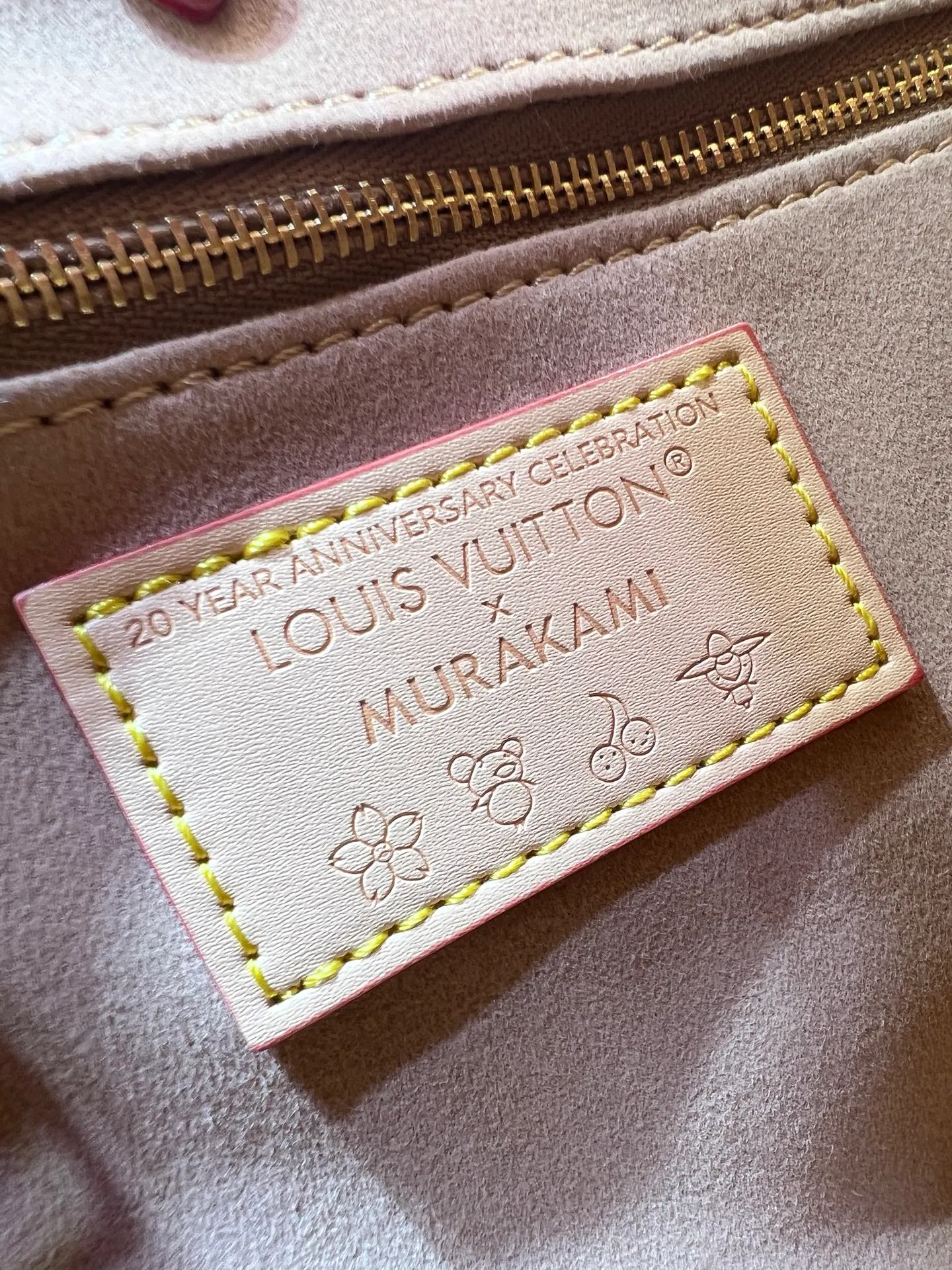 Batch 320💰M45659 M46373🔥Lv&Takashi Murakami🐼Sakura🌸OnTheGo small new version The legendary ONTHEGO handbag: always able to meet your various needs for handbags. It has a large capacity but is not bulky. It is stiff and soft to the touch, making it suitable for home and travel. Tighten the side ties and it instantly transforms into a stylish urban handbag. Loosen the straps and it transforms into a chic and practical handbag. The slender leather handle can be carried over the shoulder or between the arms. The model shown here is made of Damier Azur canvas. Size: 25x11x19cm