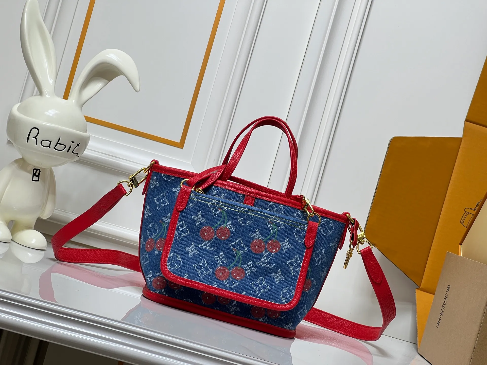 Batch 280💰M14997 This Neverfull Inside Out BB handbag comes from the Louis Vuitton Cherry embroidery pays homage to the Japanese artist's distinctive style, and a removable denim zip pocket completes the design. Dimensions: 26.5 × 16.5 × 11 cm