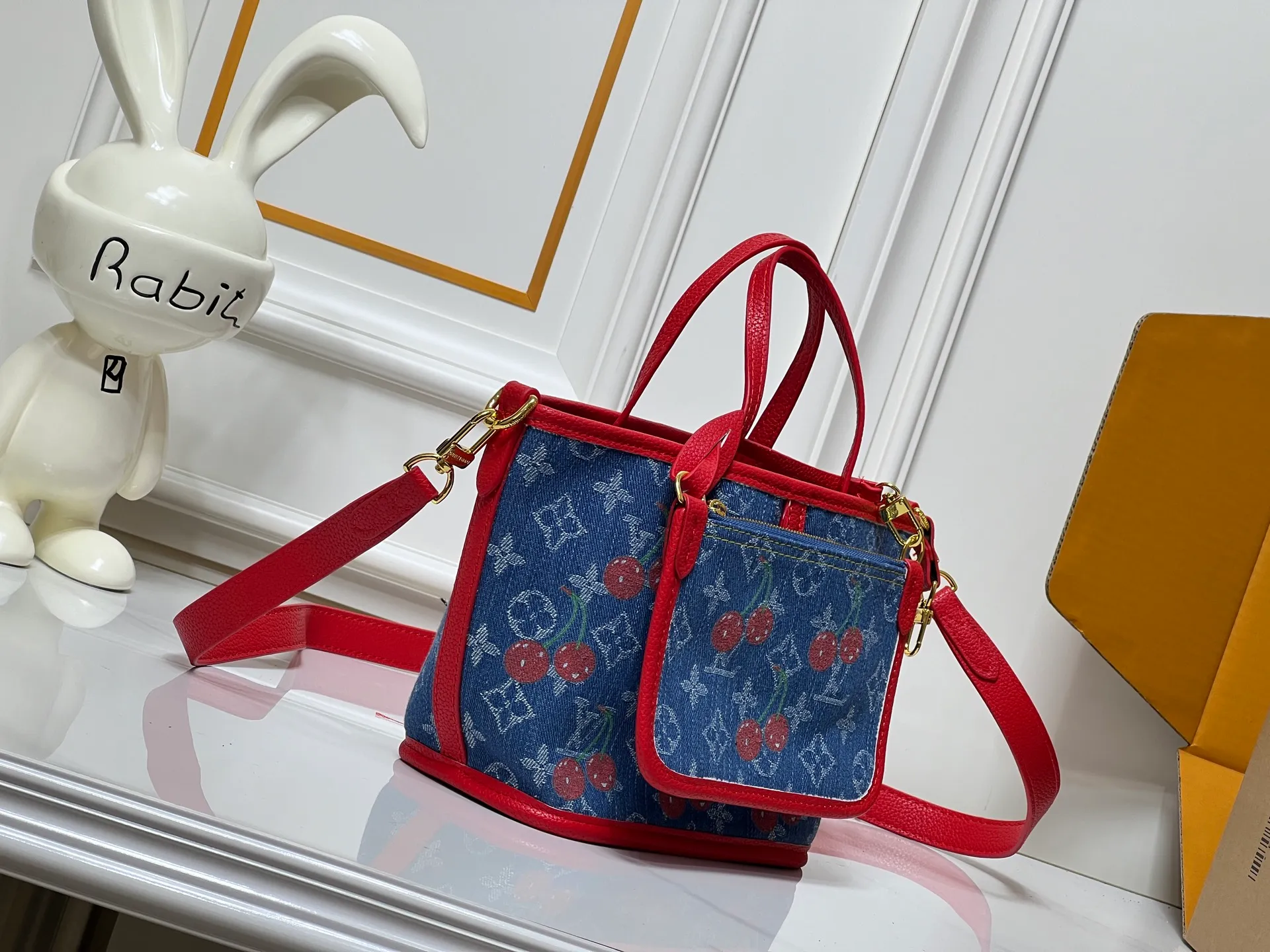 Batch 280💰M14997 This Neverfull Inside Out BB handbag comes from the Louis Vuitton Cherry embroidery pays homage to the Japanese artist's distinctive style, and a removable denim zip pocket completes the design. Dimensions: 26.5 × 16.5 × 11 cm