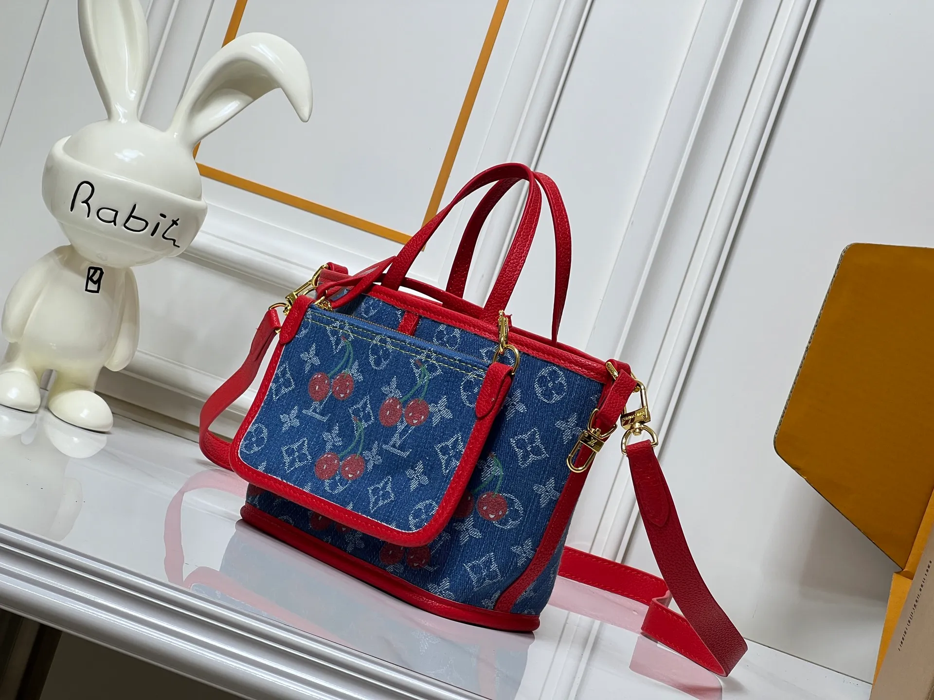 Batch 280💰M14997 This Neverfull Inside Out BB handbag comes from the Louis Vuitton Cherry embroidery pays homage to the Japanese artist's distinctive style, and a removable denim zip pocket completes the design. Dimensions: 26.5 × 16.5 × 11 cm