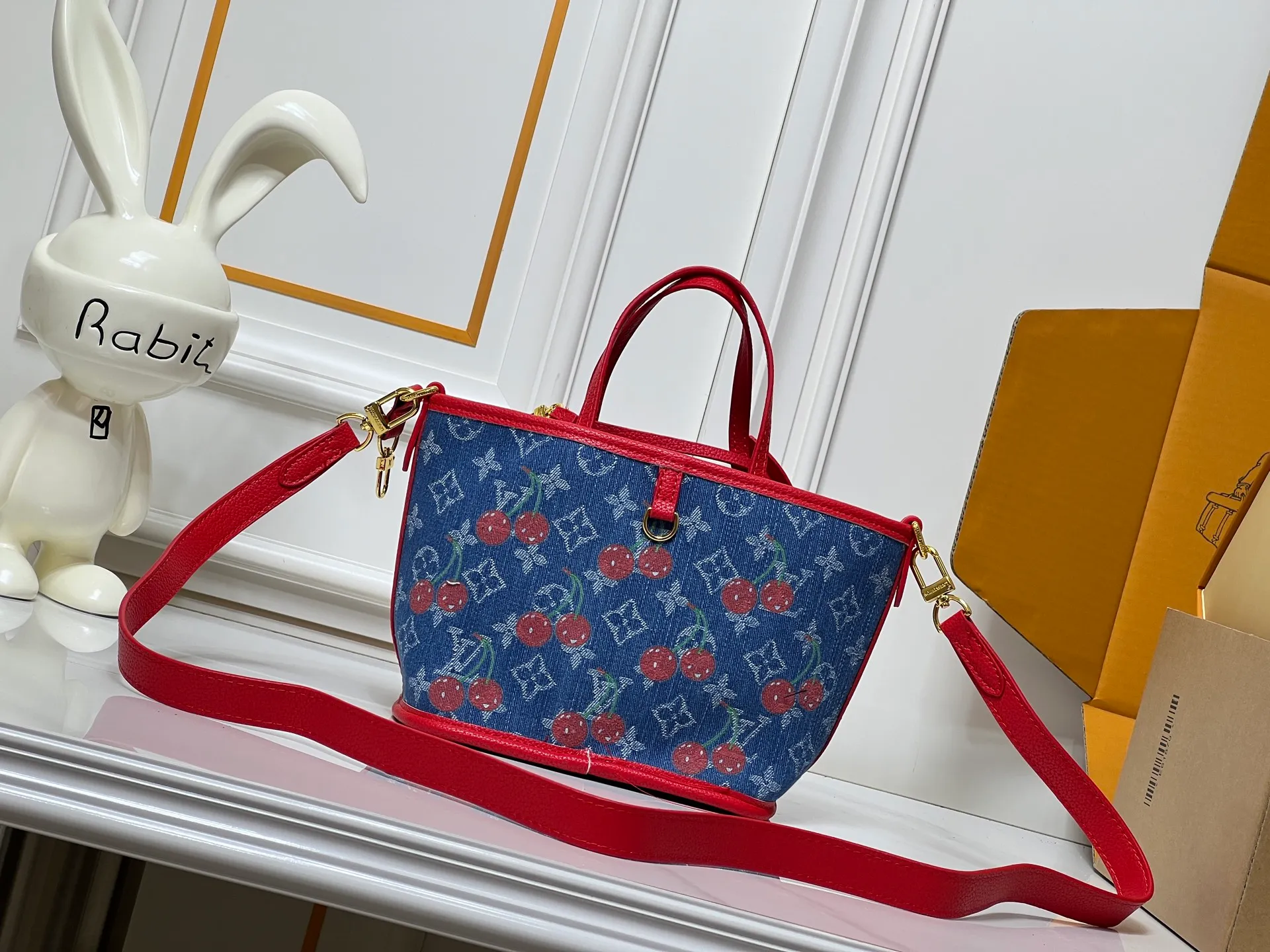 Batch 280💰M14997 This Neverfull Inside Out BB handbag comes from the Louis Vuitton Cherry embroidery pays homage to the Japanese artist's distinctive style, and a removable denim zip pocket completes the design. Dimensions: 26.5 × 16.5 × 11 cm