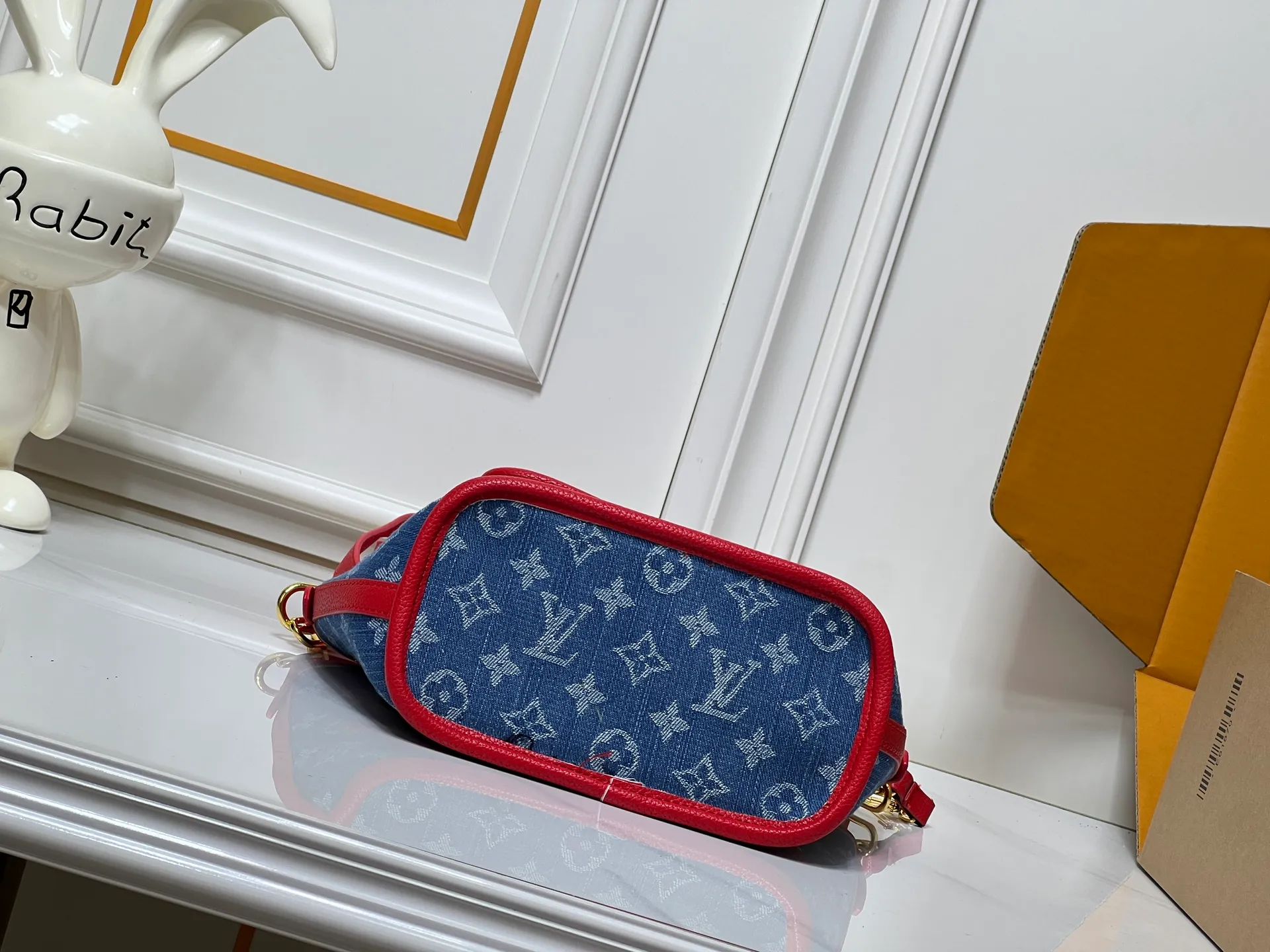 Batch 280💰M14997 This Neverfull Inside Out BB handbag comes from the Louis Vuitton Cherry embroidery pays homage to the Japanese artist's distinctive style, and a removable denim zip pocket completes the design. Dimensions: 26.5 × 16.5 × 11 cm
