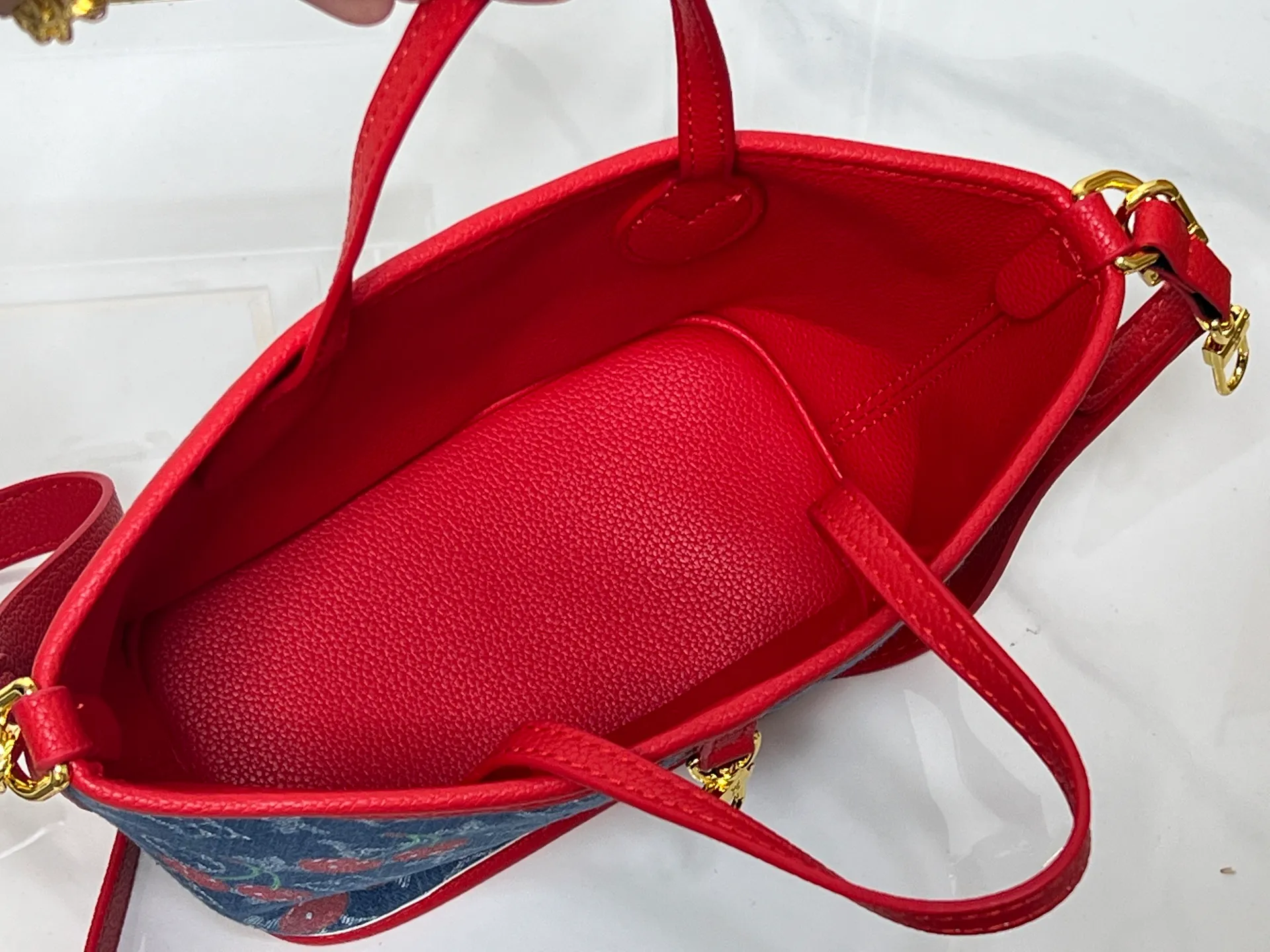Batch 280💰M14997 This Neverfull Inside Out BB handbag comes from the Louis Vuitton Cherry embroidery pays homage to the Japanese artist's distinctive style, and a removable denim zip pocket completes the design. Dimensions: 26.5 × 16.5 × 11 cm