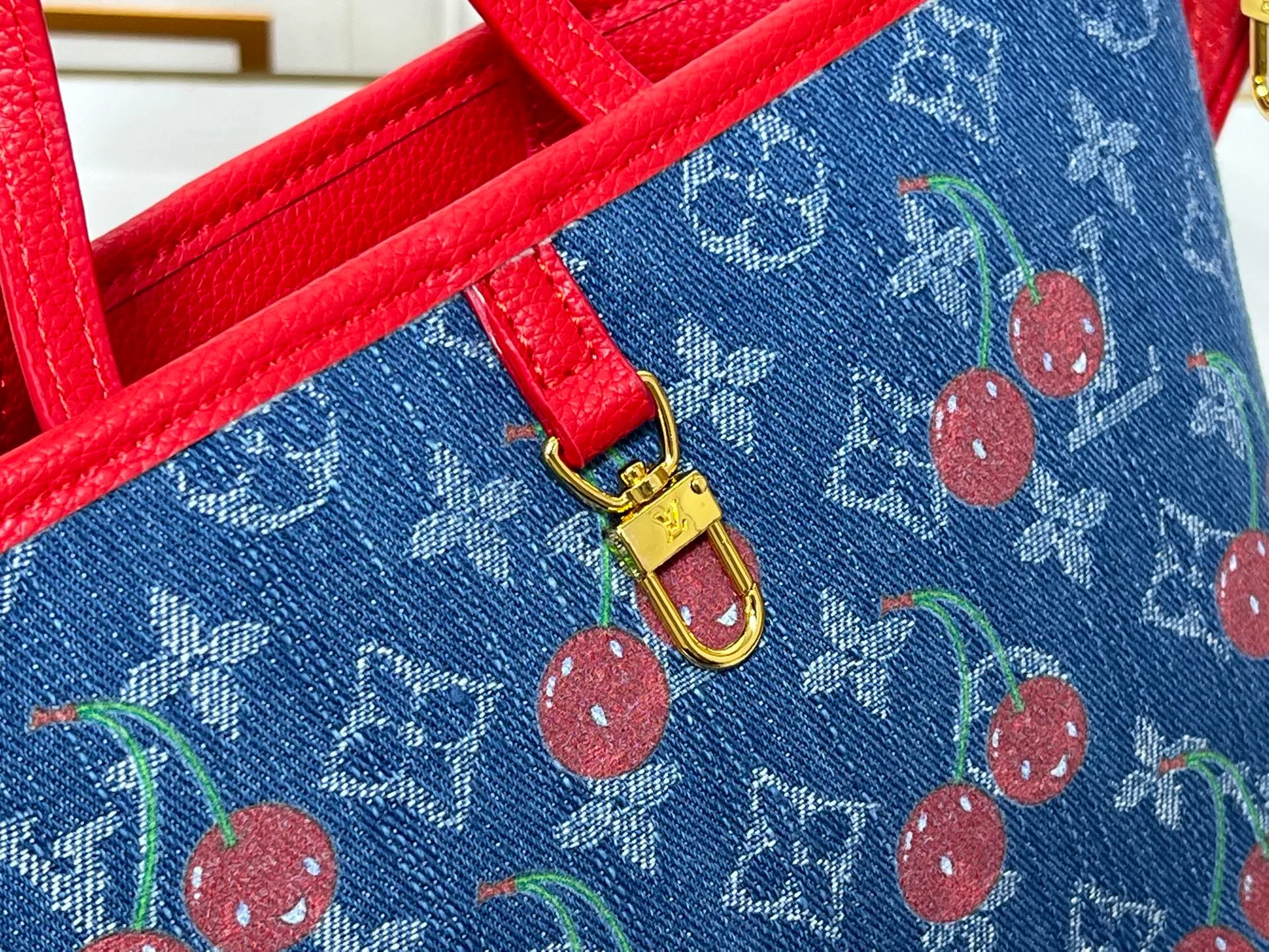 Batch 280💰M14997 This Neverfull Inside Out BB handbag comes from the Louis Vuitton Cherry embroidery pays homage to the Japanese artist's distinctive style, and a removable denim zip pocket completes the design. Dimensions: 26.5 × 16.5 × 11 cm