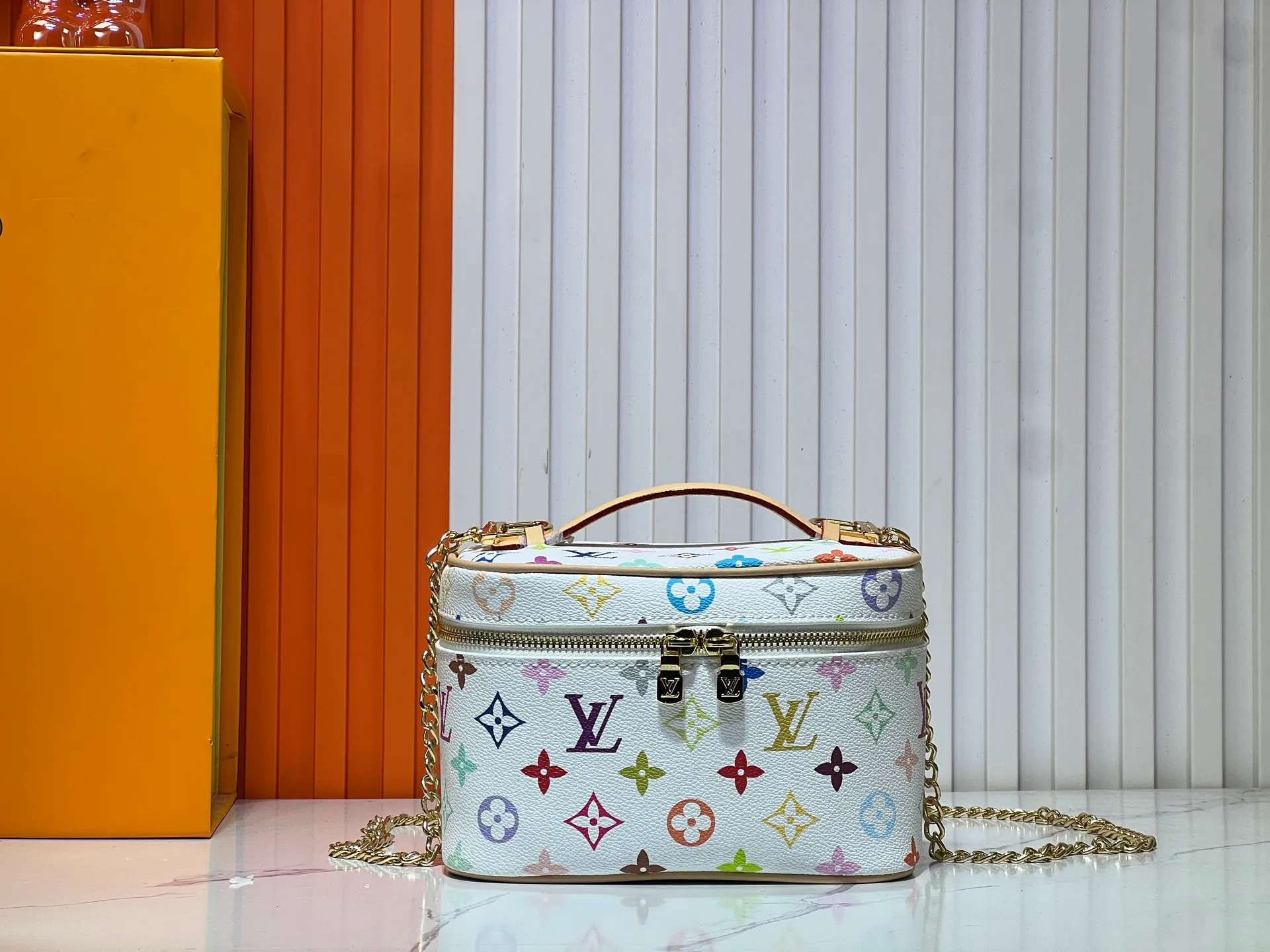 Batch 300💰 Upgraded original M13747 M44495 M42265 M44936 M42263 lv Takashi Murakami Nice mini Nano cosmetic bag with Monogram printing and 33 colorful colors. In 2025, Takashi Murakami and lv jointly launched the white tricolor and black tricolor twelve pieces, which are very popular around the world and are loved by celebrities and celebrities. Dimensions: 20x13.5x12.0 (length x height x width)