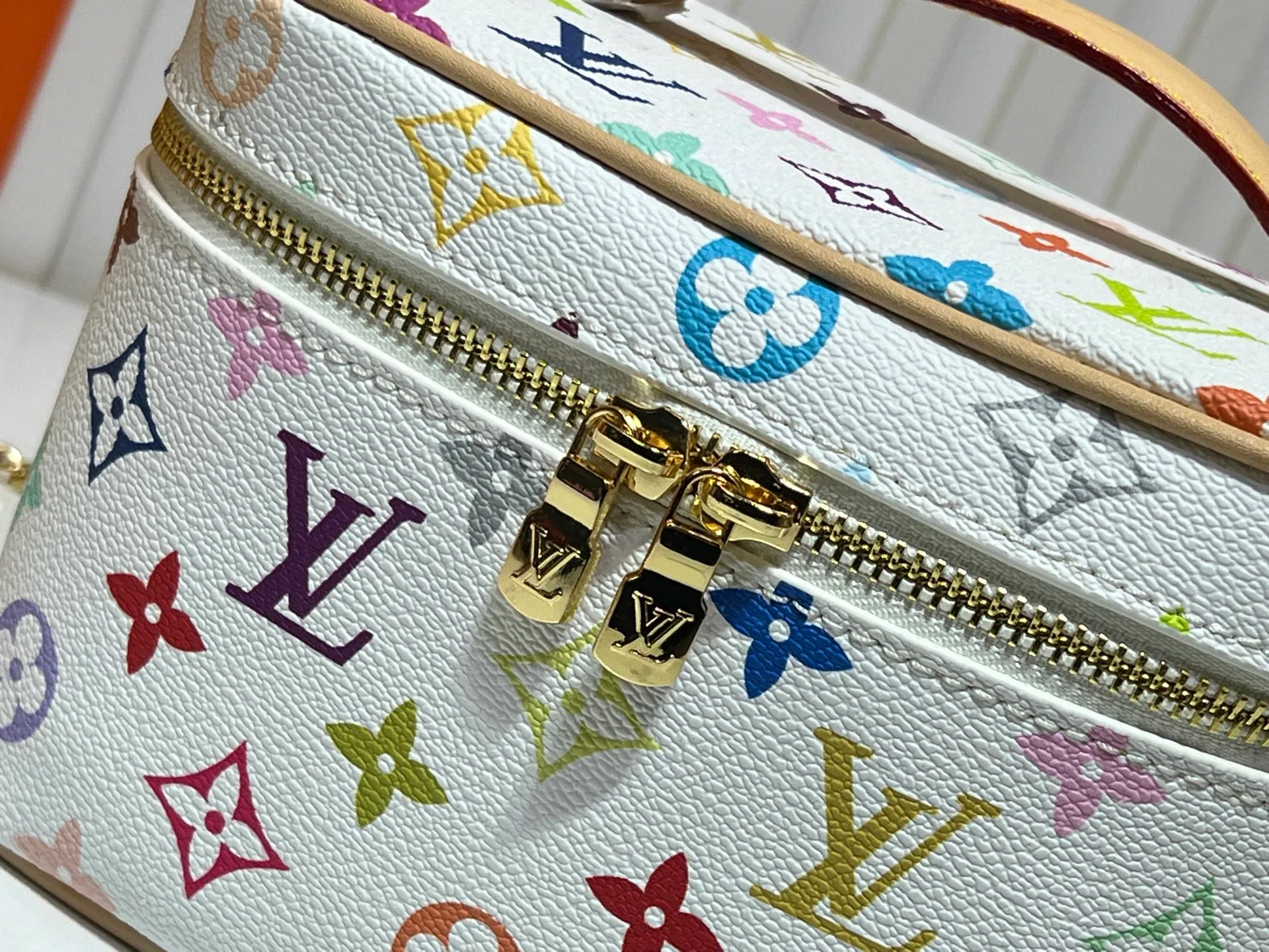 Batch 300💰 Upgraded original M13747 M44495 M42265 M44936 M42263 lv Takashi Murakami Nice mini Nano cosmetic bag with Monogram printing and 33 colorful colors. In 2025, Takashi Murakami and lv jointly launched the white tricolor and black tricolor twelve pieces, which are very popular around the world and are loved by celebrities and celebrities. Dimensions: 20x13.5x12.0 (length x height x width)