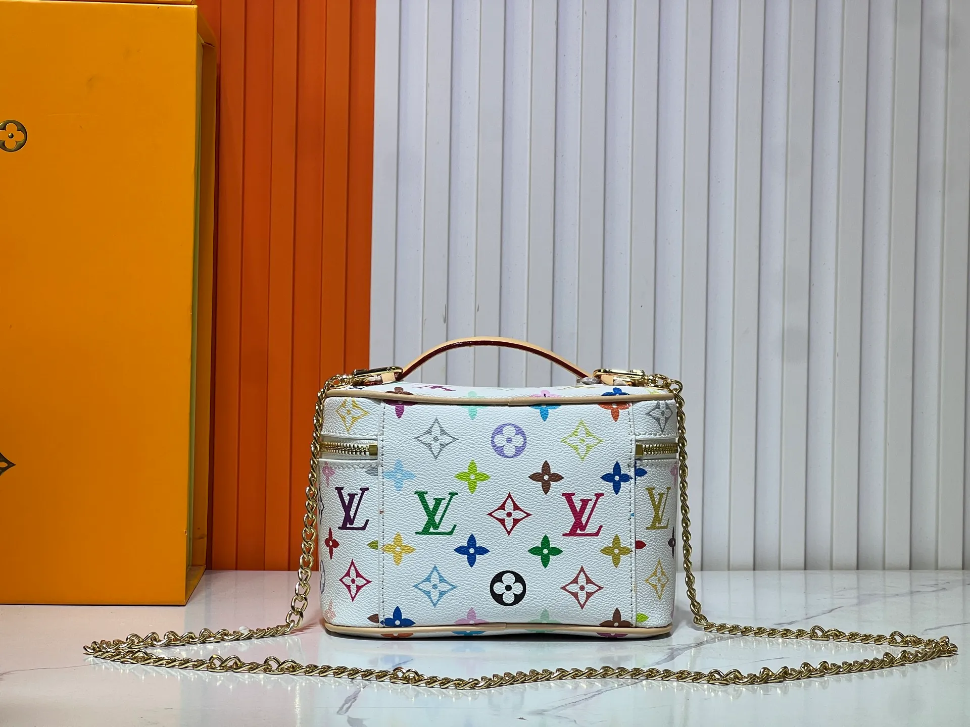 Batch 300💰 Upgraded original M13747 M44495 M42265 M44936 M42263 lv Takashi Murakami Nice mini Nano cosmetic bag with Monogram printing and 33 colorful colors. In 2025, Takashi Murakami and lv jointly launched the white tricolor and black tricolor twelve pieces, which are very popular around the world and are loved by celebrities and celebrities. Dimensions: 20x13.5x12.0 (length x height x width)