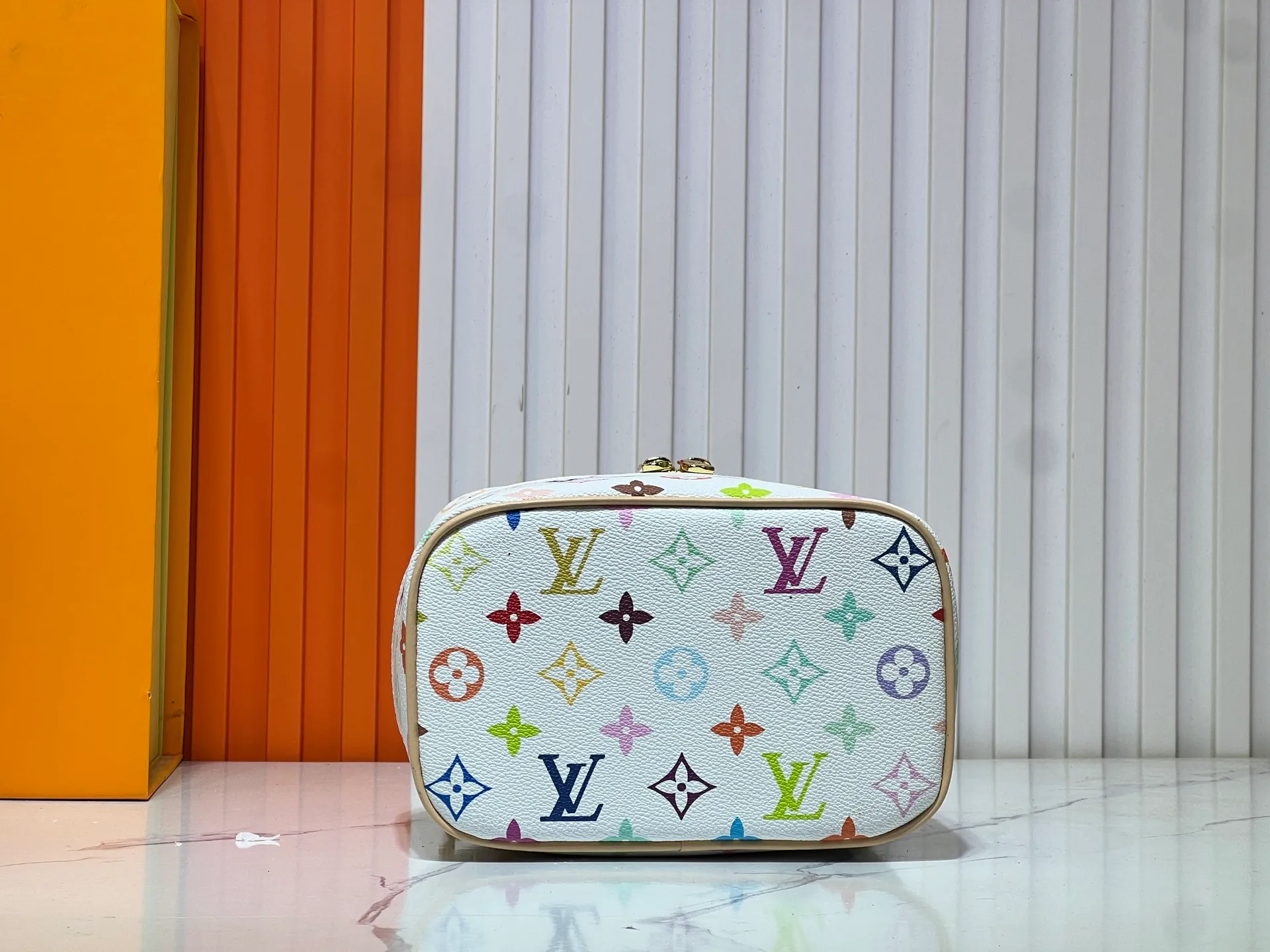 Batch 300💰 Upgraded original M13747 M44495 M42265 M44936 M42263 lv Takashi Murakami Nice mini Nano cosmetic bag with Monogram printing and 33 colorful colors. In 2025, Takashi Murakami and lv jointly launched the white tricolor and black tricolor twelve pieces, which are very popular around the world and are loved by celebrities and celebrities. Dimensions: 20x13.5x12.0 (length x height x width)