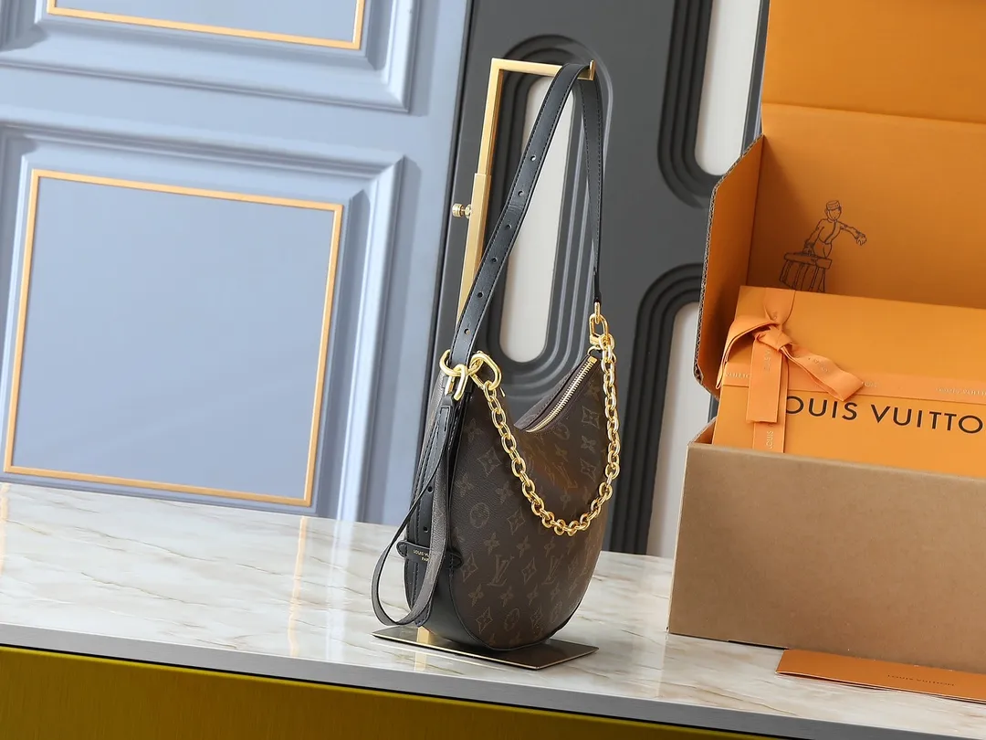💰240💰Upgraded from the original M15056. This Cookie BB handbag is made of Monogram coated canvas, with contrasting leather trim to accentuate the half-moon shape. The lightweight design combines an adjustable handle and a detachable chain to allow for easy conversion between cross-body and shoulder wear. The two ends of the bag can be connected to create a trendy wrist bag look. Dimensions: 28.5 x 19.0 x 5.0 cm (length x height x width)