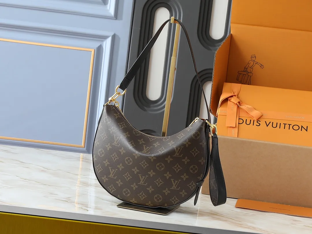 💰240💰Upgraded from the original M15056. This Cookie BB handbag is made of Monogram coated canvas, with contrasting leather trim to accentuate the half-moon shape. The lightweight design combines an adjustable handle and a detachable chain to allow for easy conversion between cross-body and shoulder wear. The two ends of the bag can be connected to create a trendy wrist bag look. Dimensions: 28.5 x 19.0 x 5.0 cm (length x height x width)